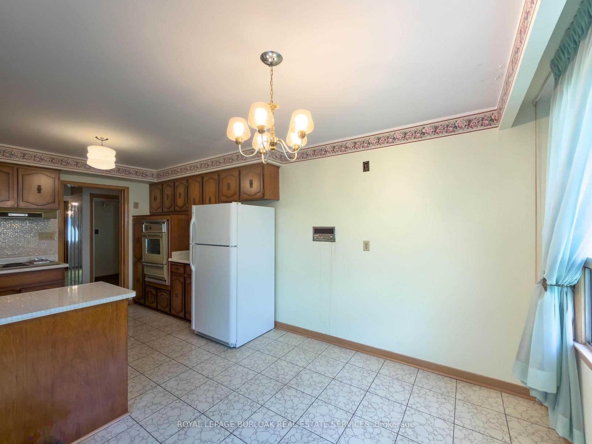 Photo 20 of 3577 Bluestream Crescent, Mississauga, Applewood — HOMEH