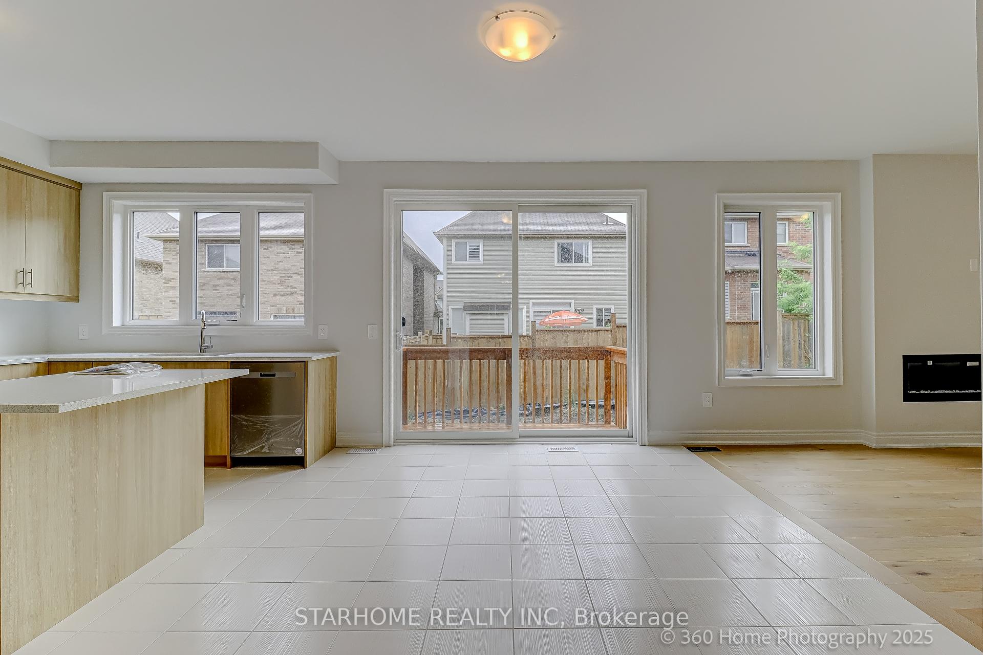 Photo 5 of 49 Bostock Drive, Georgina, Keswick South — HOMEH
