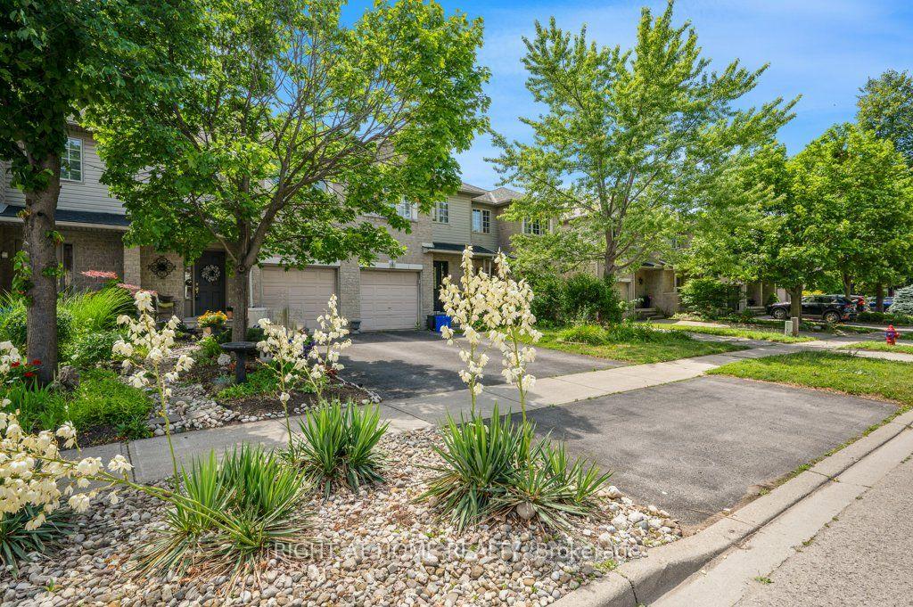 Photo 2 of 64 Foxborough Drive, Hamilton, Ancaster — HOMEH