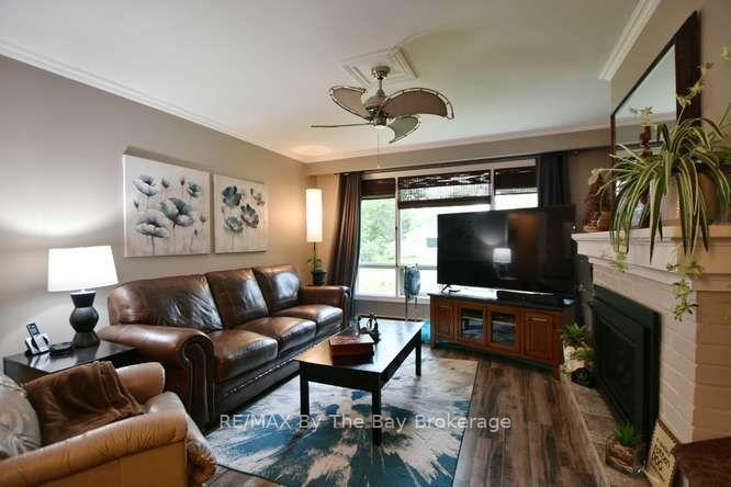 Photo 7 of 60 53rd Street S, Wasaga Beach — HOMEH