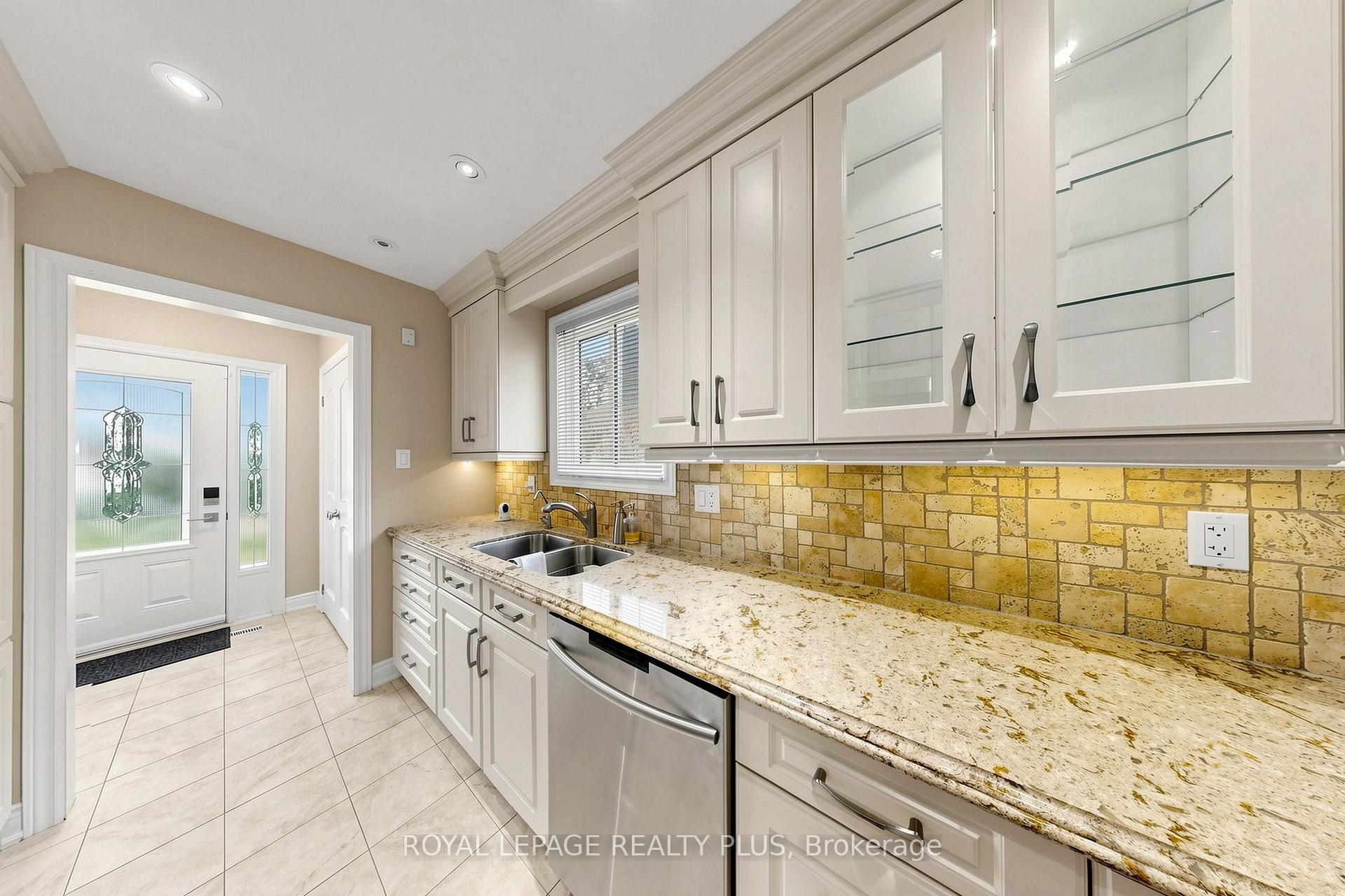 Photo 3 of 2328 Yolanda Drive, Oakville, West — HOMEH