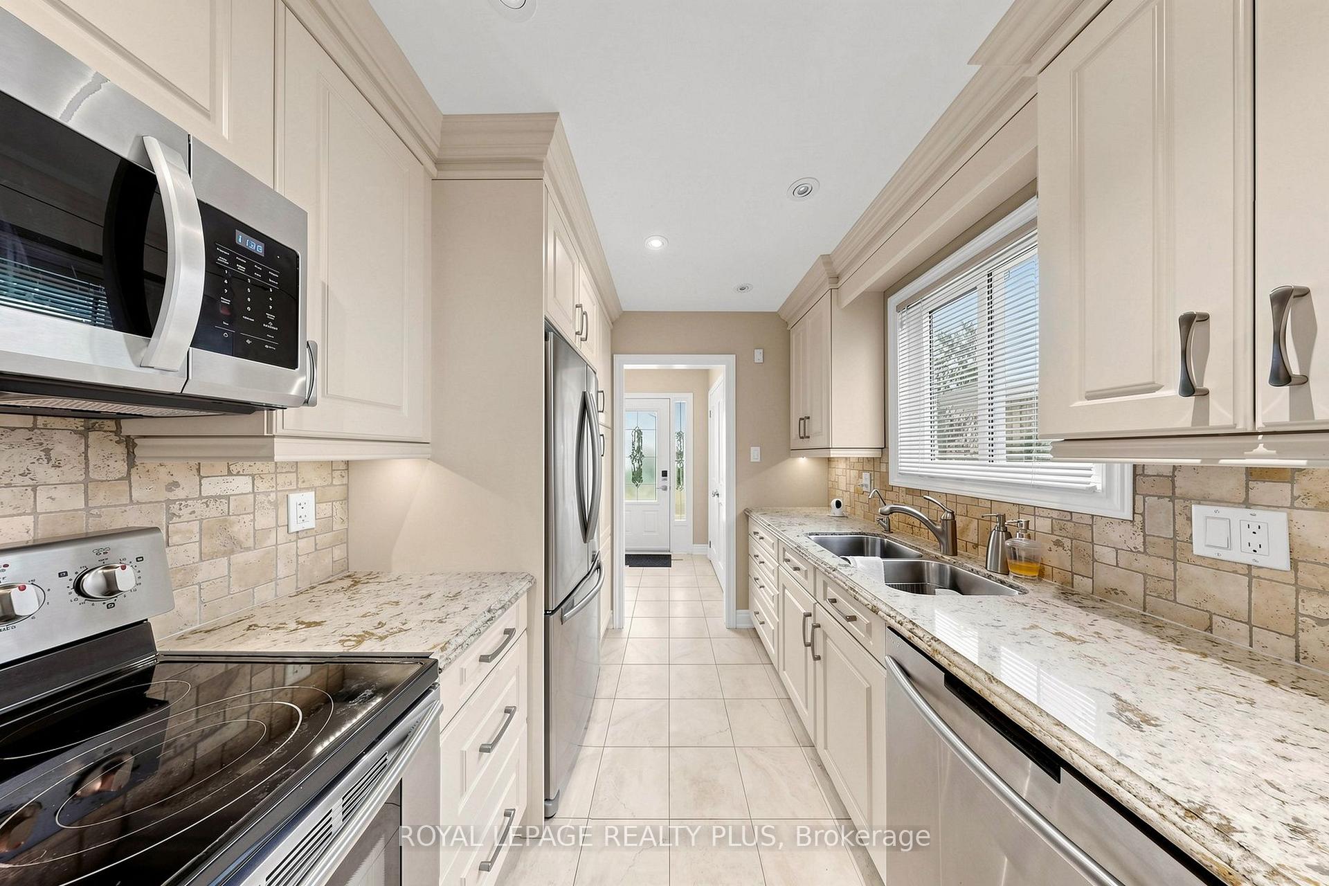 Photo 4 of 2328 Yolanda Drive, Oakville, West — HOMEH