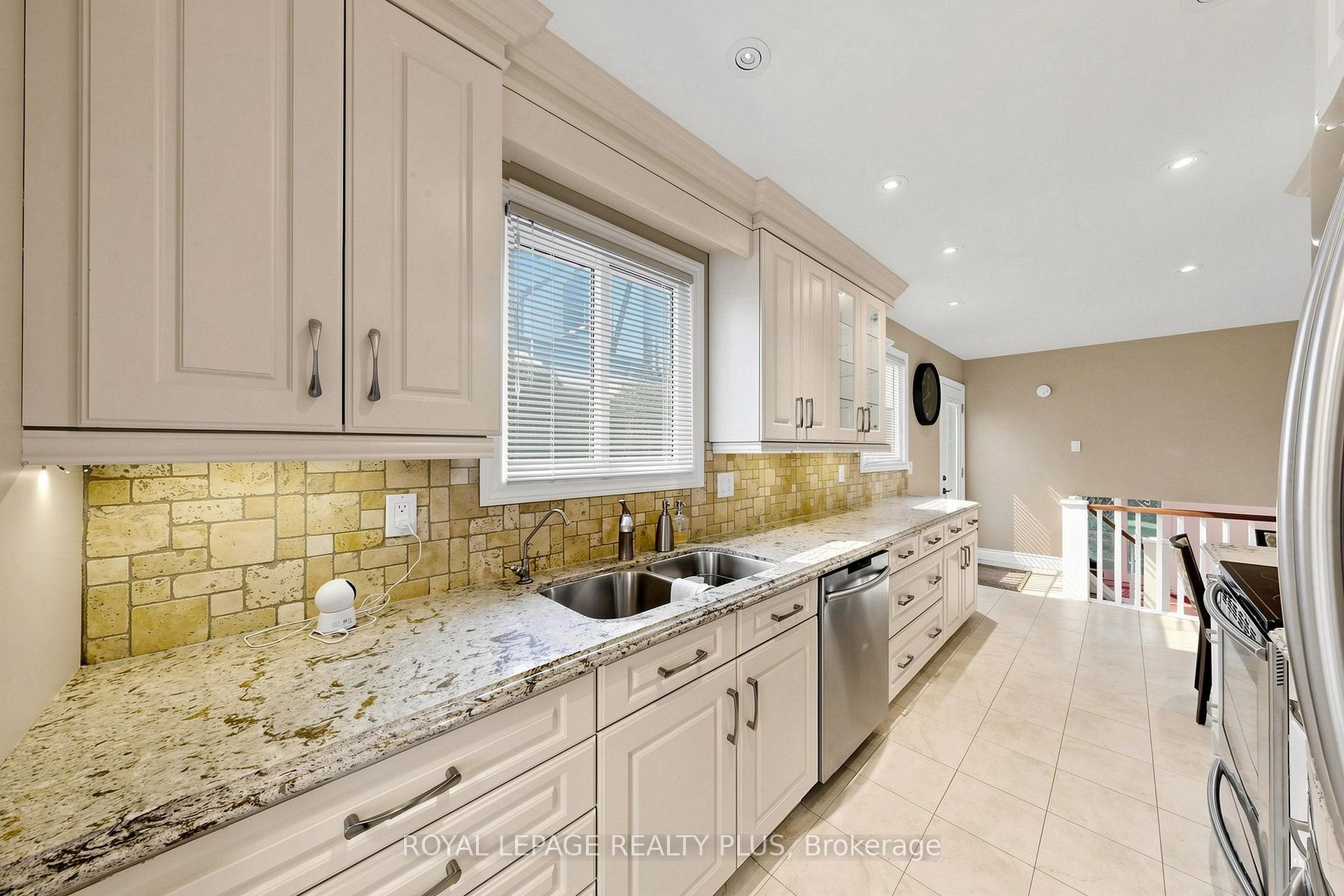 Photo 5 of 2328 Yolanda Drive, Oakville, West — HOMEH