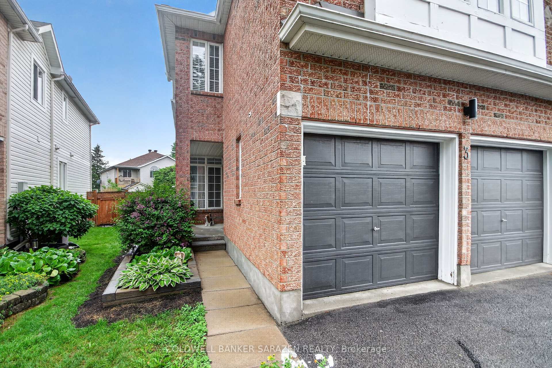 Photo 2 of 3 Castle Glen Crescent, Ottawa, Kanata - Glencairn/Hazeldean — HOMEH