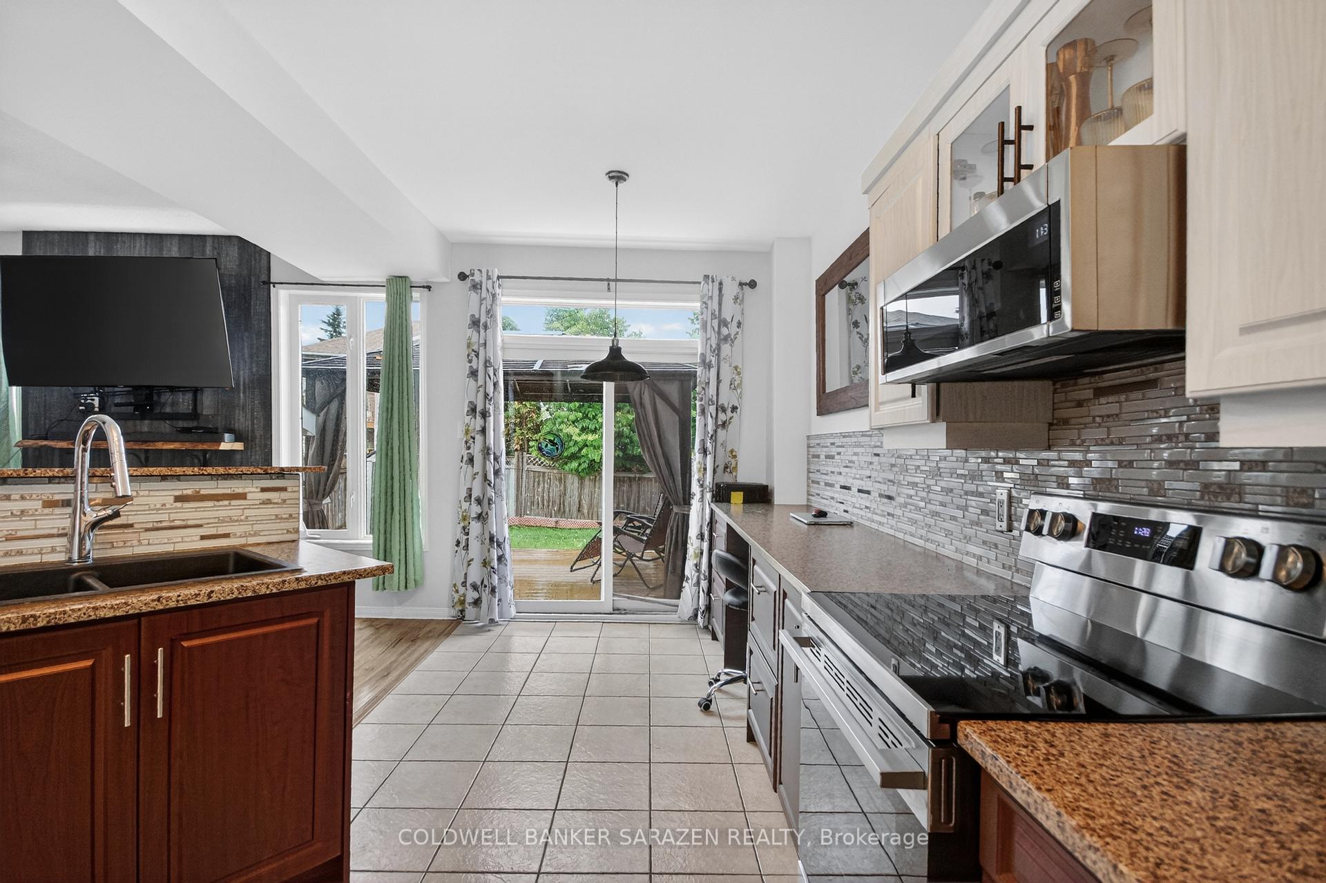 Photo 4 of 3 Castle Glen Crescent, Ottawa, Kanata - Glencairn/Hazeldean — HOMEH