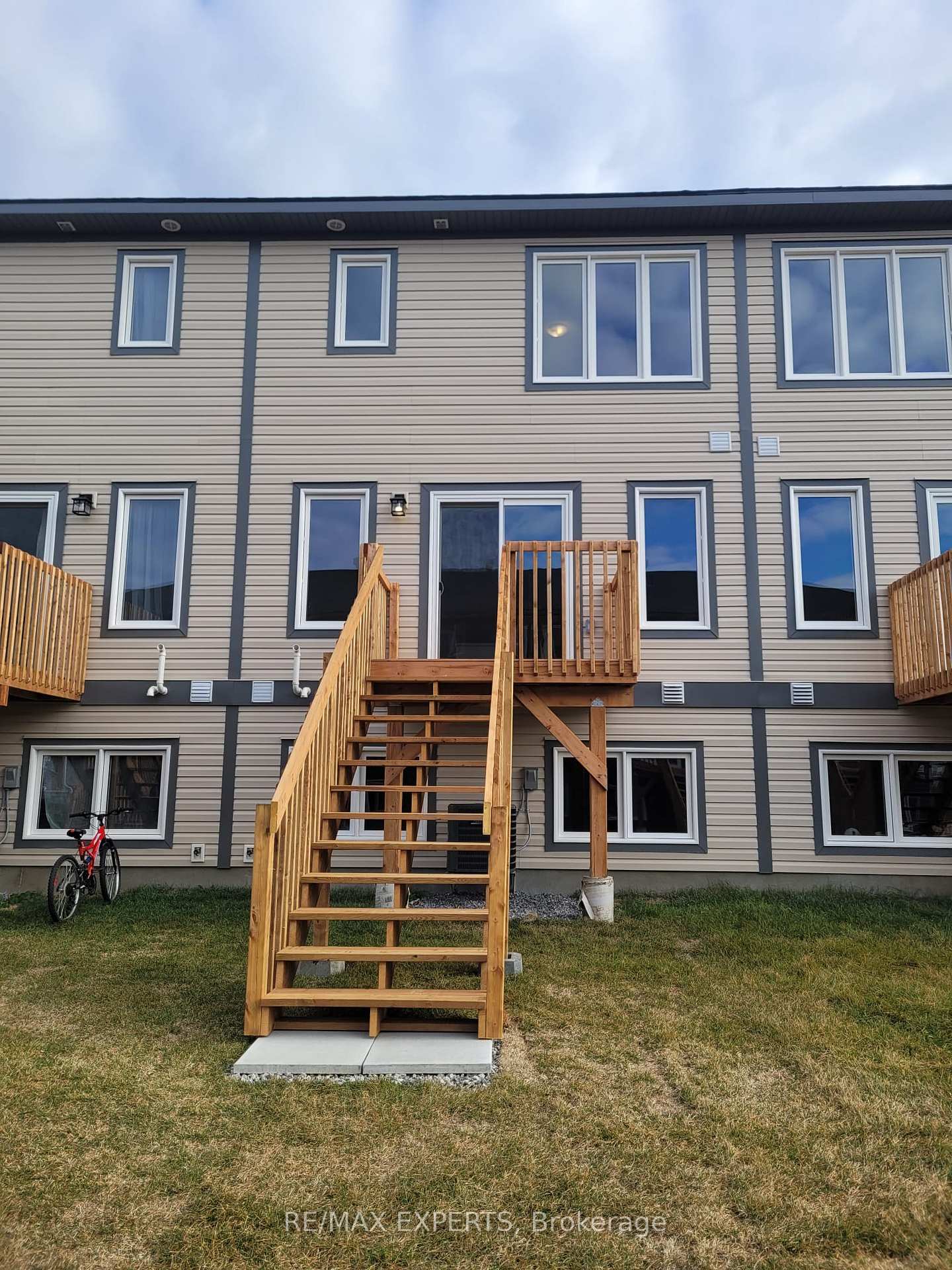 Photo 15 of 95 Whitcomb Crescent E, Smiths Falls, Smiths Falls — HOMEH