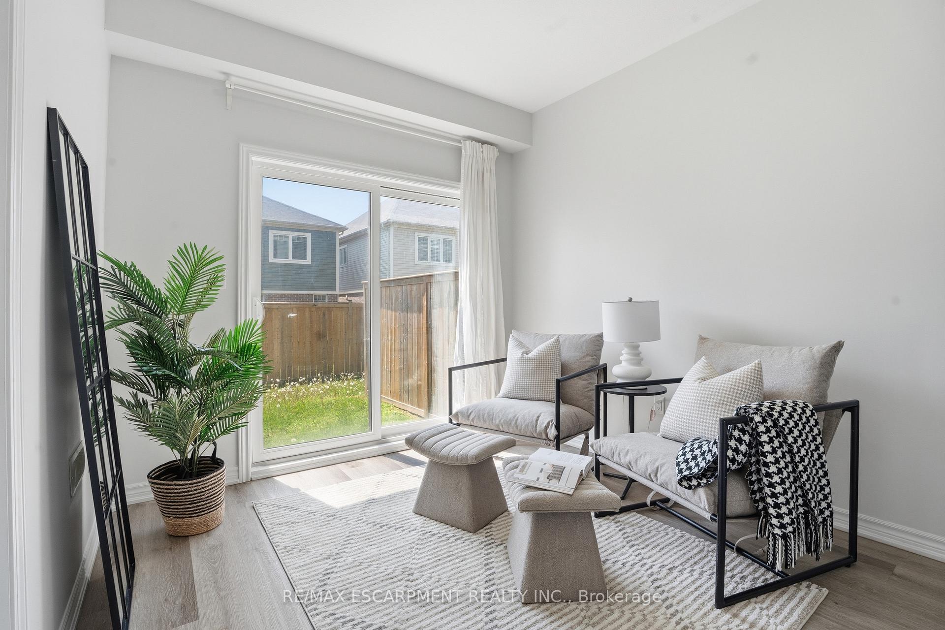 Photo 3 of Unit 5, 124 Compass Trail, Cambridge, Silver Heights — HOMEH