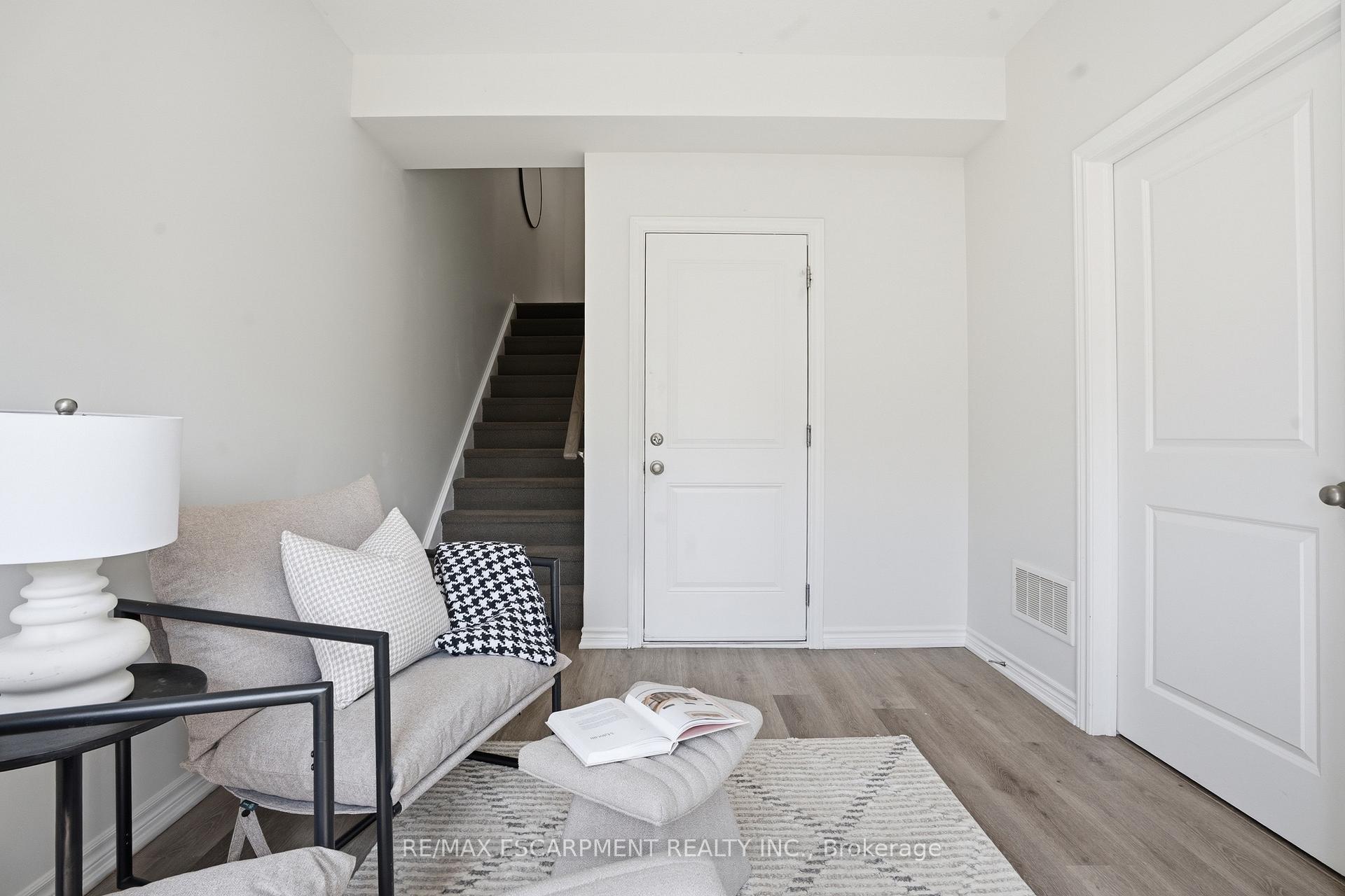 Photo 4 of Unit 5, 124 Compass Trail, Cambridge, Silver Heights — HOMEH