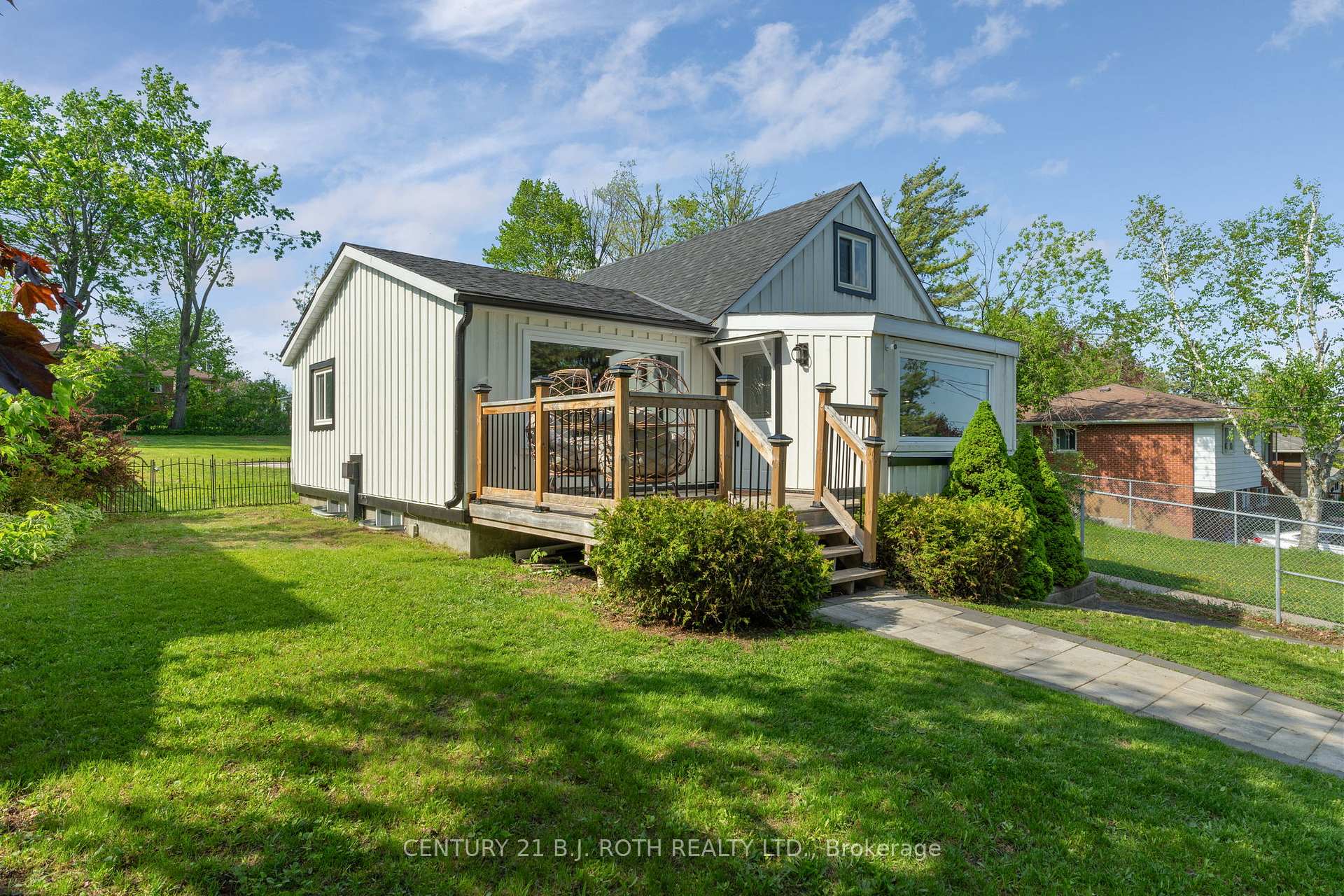 Photo 2 of 390 Arthur Street, Orillia — HOMEH