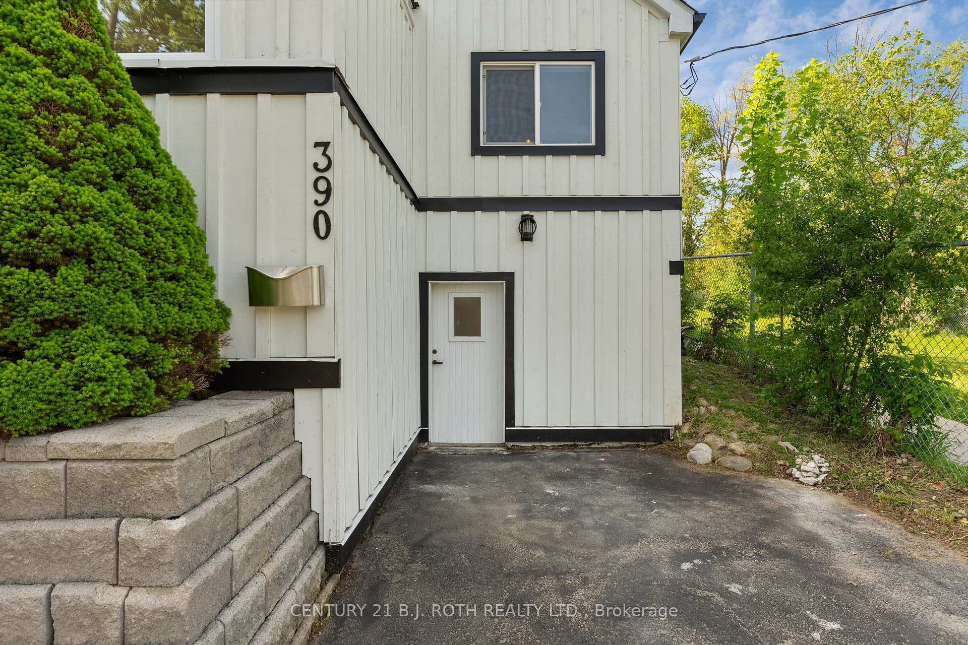 Photo 3 of 390 Arthur Street, Orillia — HOMEH