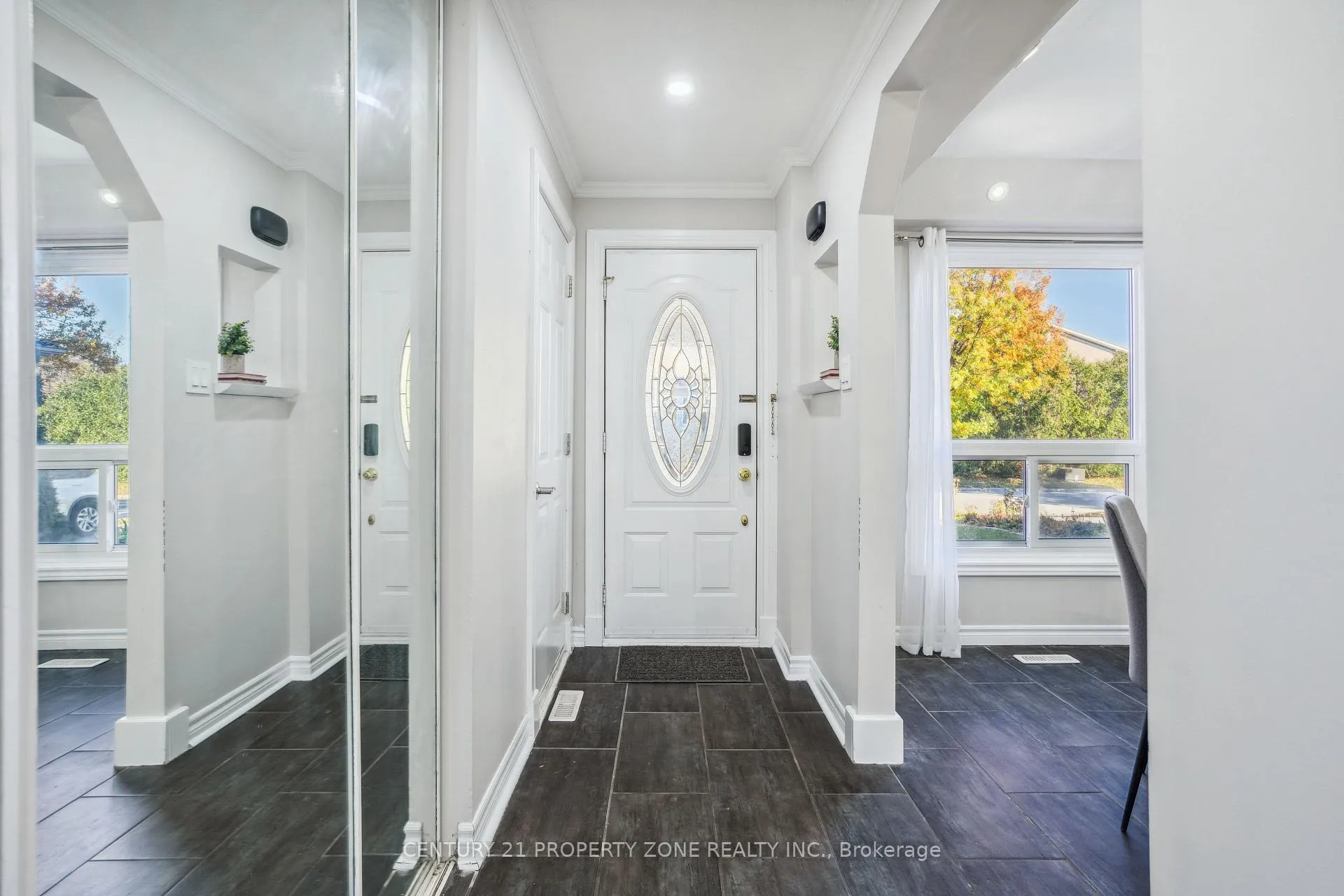 Photo 4 of 20 Royal Palm Drive, Brampton, Heart Lake East — HOMEH