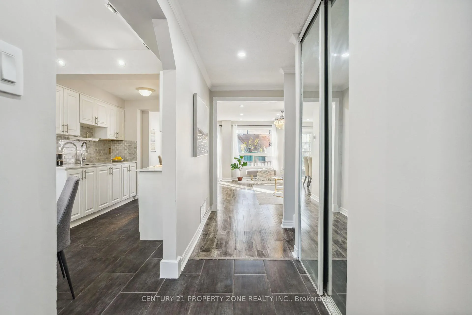 Photo 5 of 20 Royal Palm Drive, Brampton, Heart Lake East — HOMEH