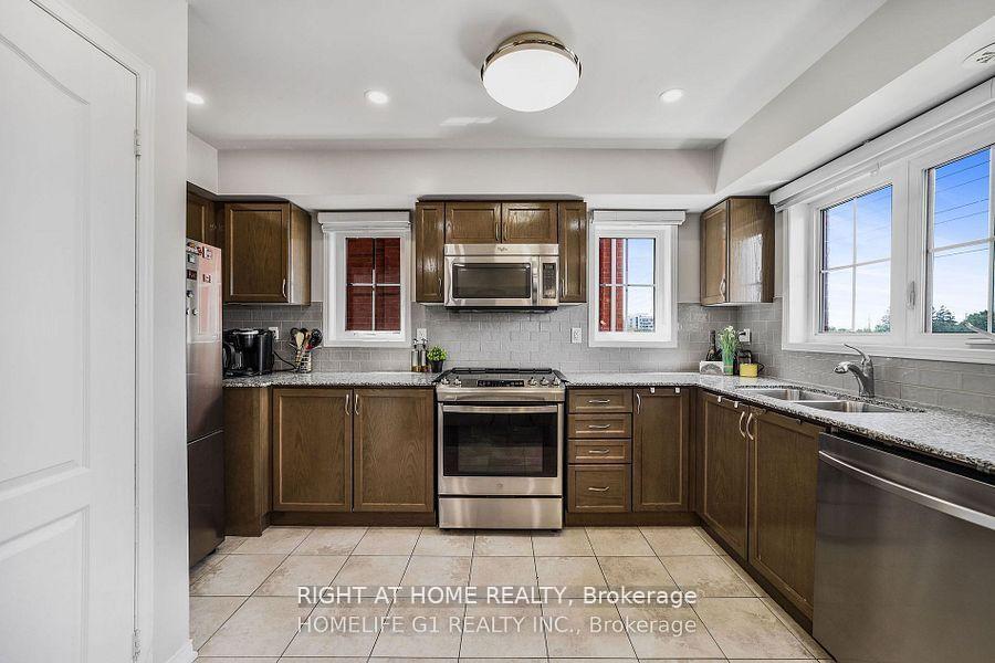 Photo 7 of Unit Unit 30, 2500 Post Road, Oakville, River Oaks — HOMEH