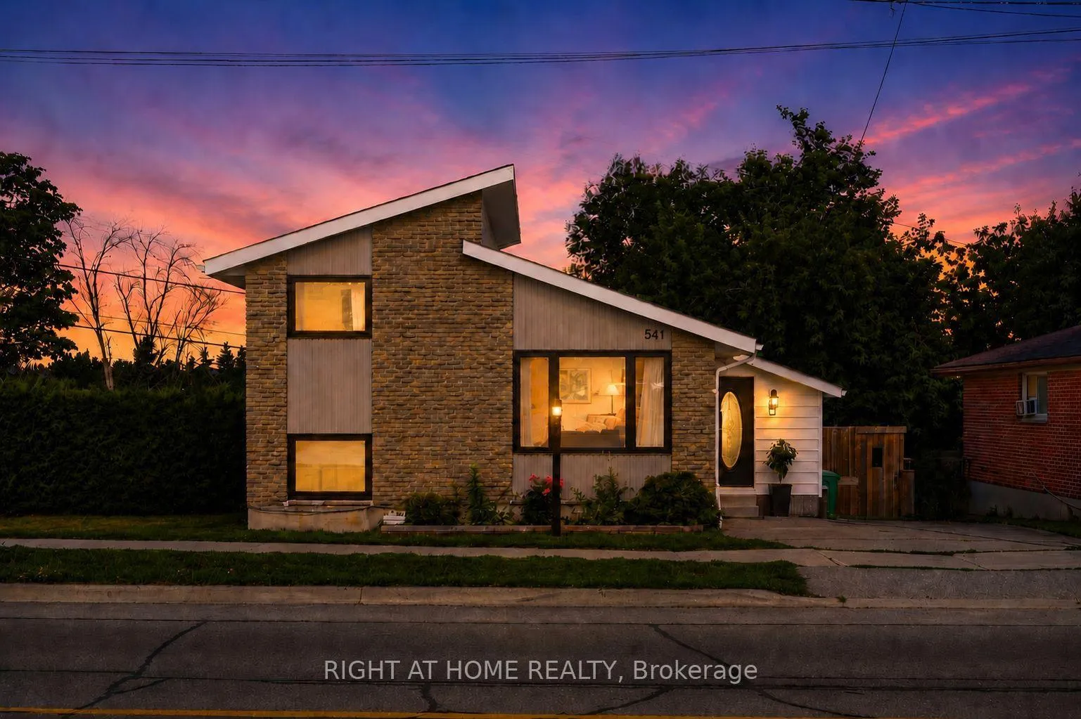 Photo of 541 River Road S