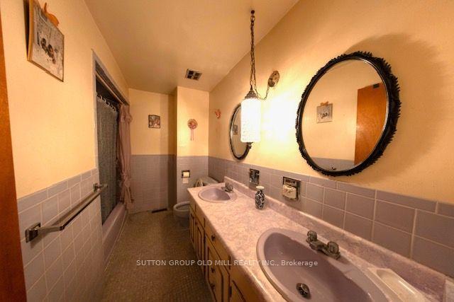 Photo 9 of 8 Richgrove Drive, Etobicoke, Willowridge-Martingrove-Richview — HOMEH