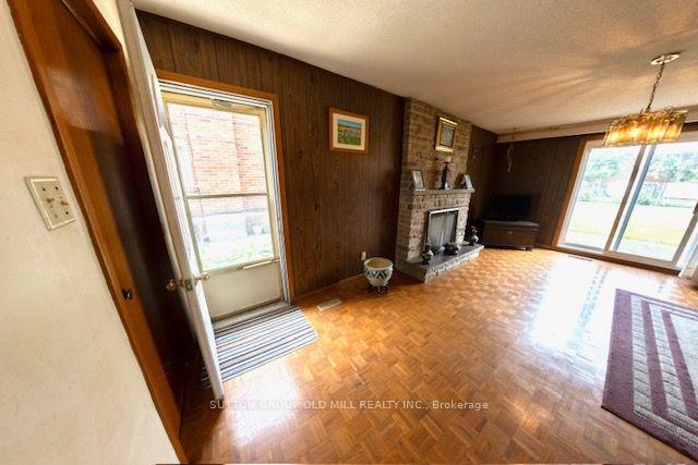 Photo 10 of 8 Richgrove Drive, Etobicoke, Willowridge-Martingrove-Richview — HOMEH