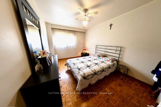Photo 12 of 8 Richgrove Drive, Etobicoke, Willowridge-Martingrove-Richview — HOMEH
