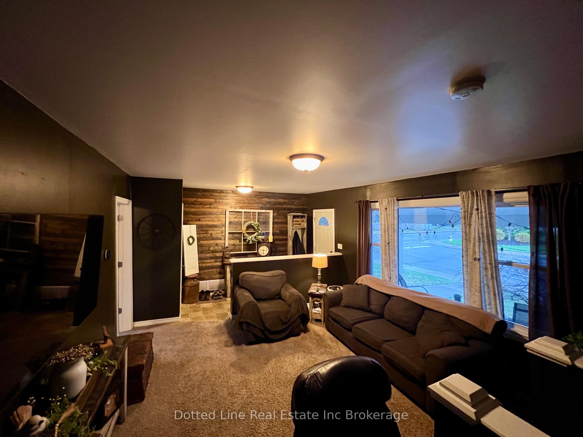 Photo 4 of 19 Wolf Street, Tillsonburg — HOMEH