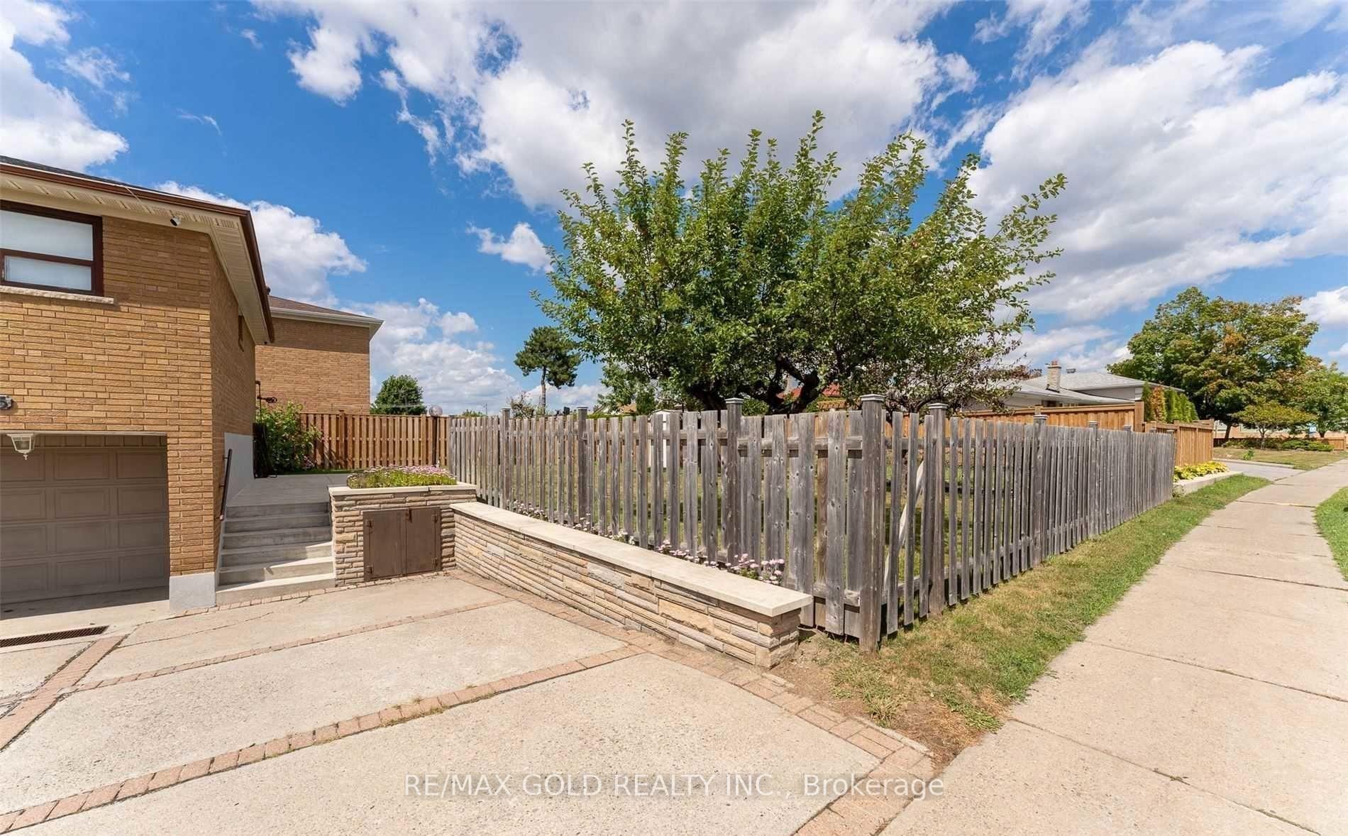 Photo 4 of 7305 Redstone Road, Mississauga, Malton — HOMEH