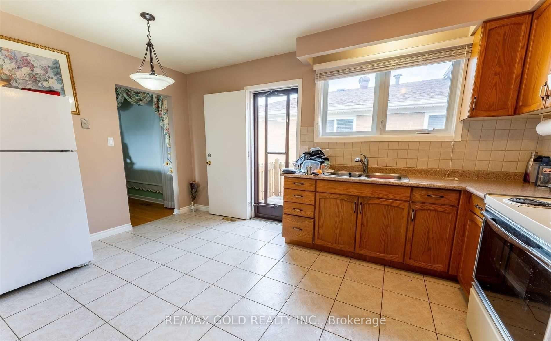 Photo 12 of 7305 Redstone Road, Mississauga, Malton — HOMEH