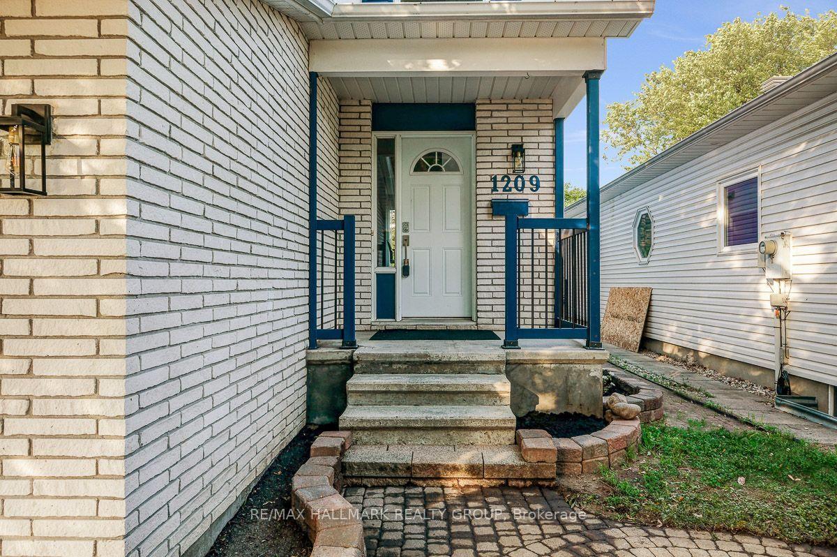 Photo 2 of 1209 Whiterock Street, Ottawa, Carson Grove — HOMEH