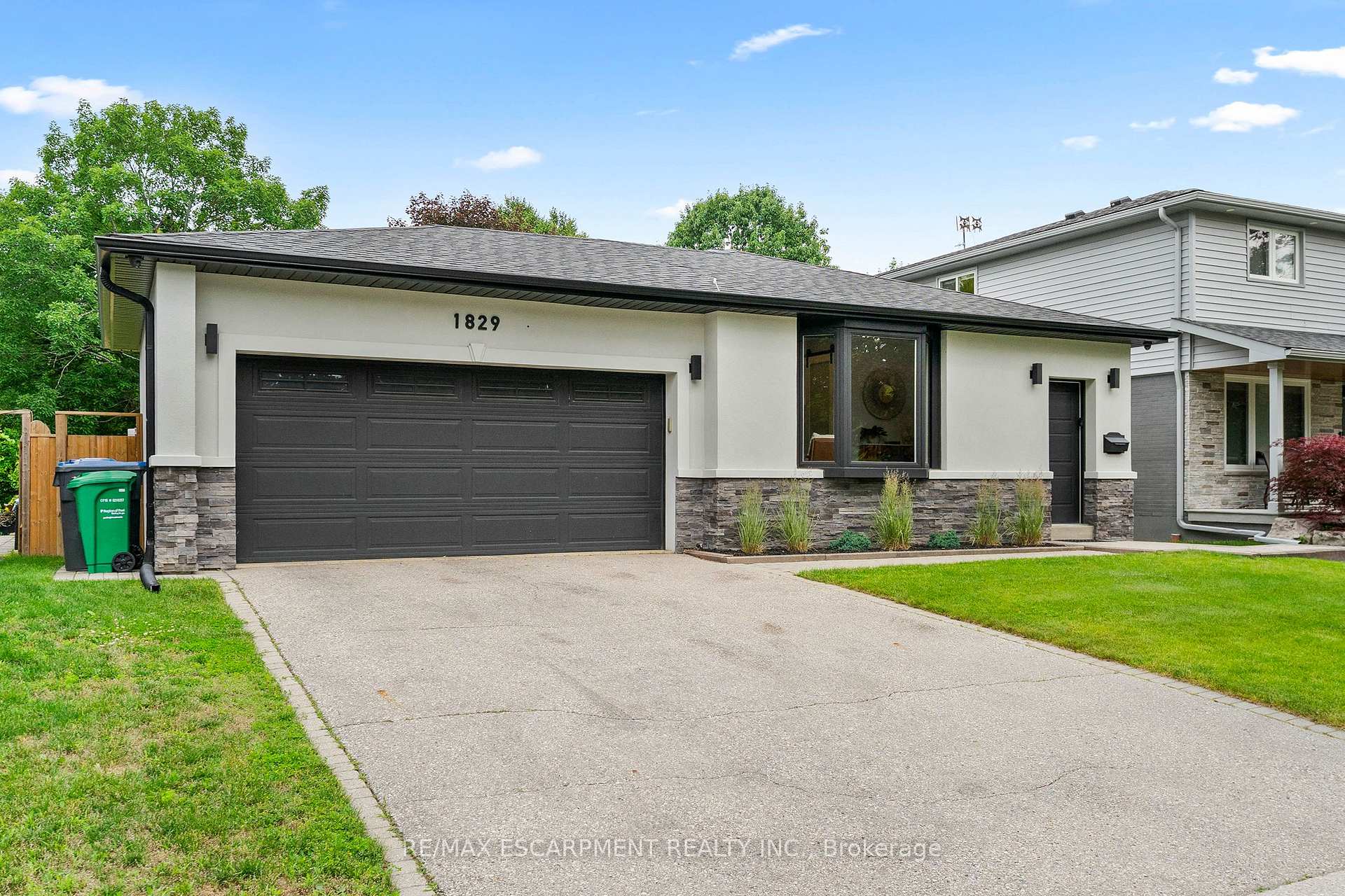 Photo 2 of 1829 Barsuda Drive, Mississauga, Clarkson — HOMEH