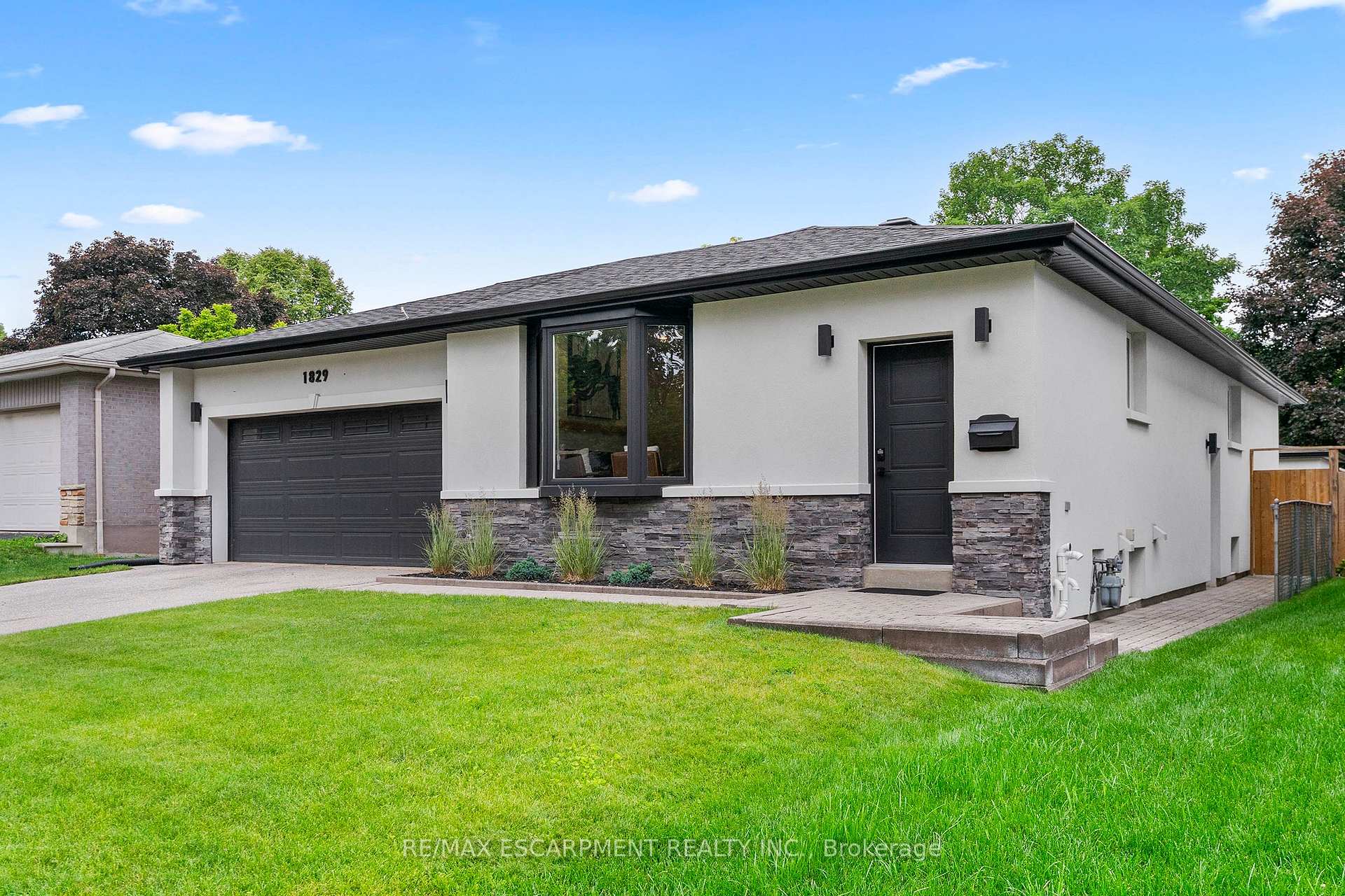 Photo 3 of 1829 Barsuda Drive, Mississauga, Clarkson — HOMEH