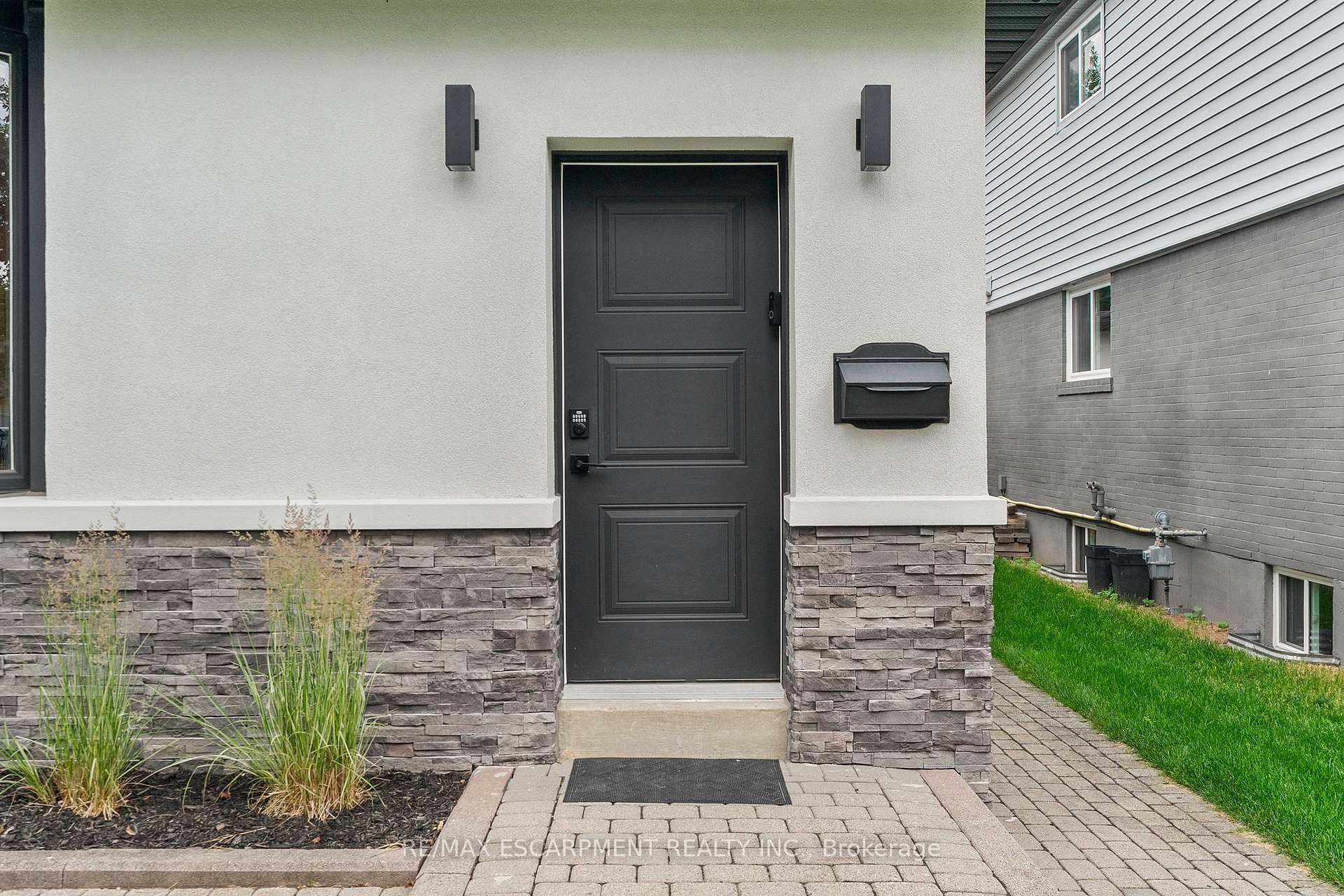 Photo 4 of 1829 Barsuda Drive, Mississauga, Clarkson — HOMEH