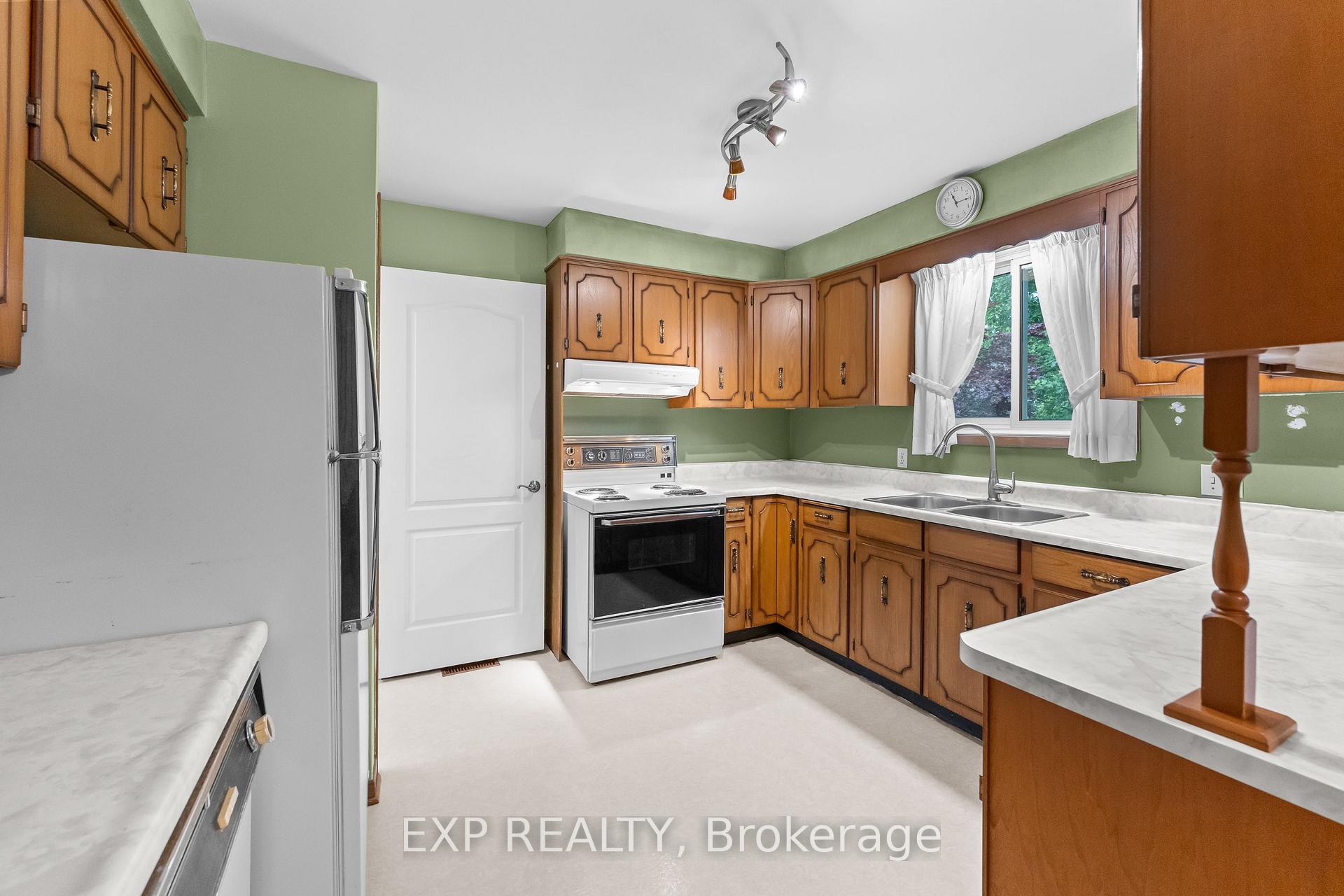 Photo 10 of 3776 Panama Court, Niagara Falls, Church's Lane — HOMEH