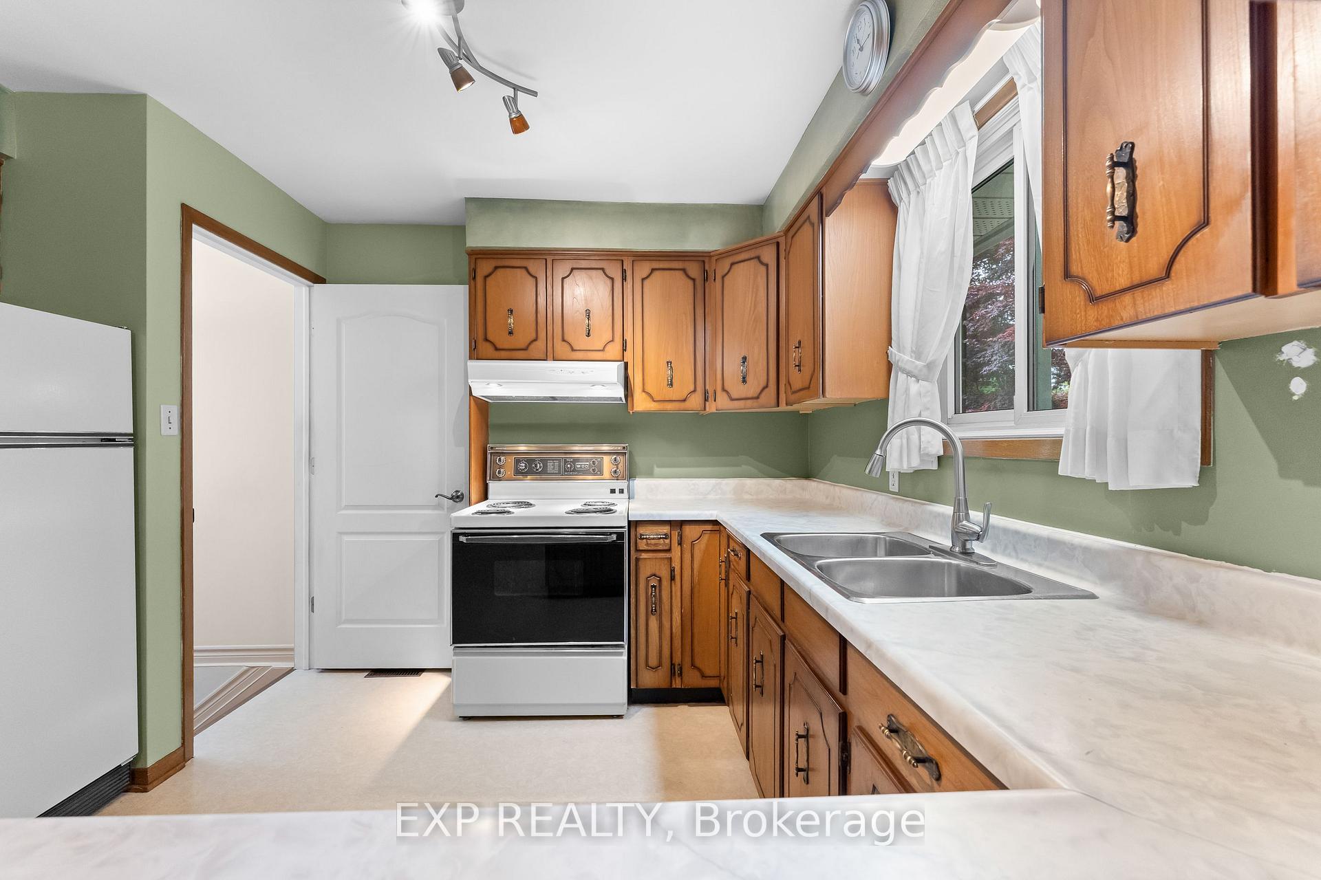 Photo 11 of 3776 Panama Court, Niagara Falls, Church's Lane — HOMEH