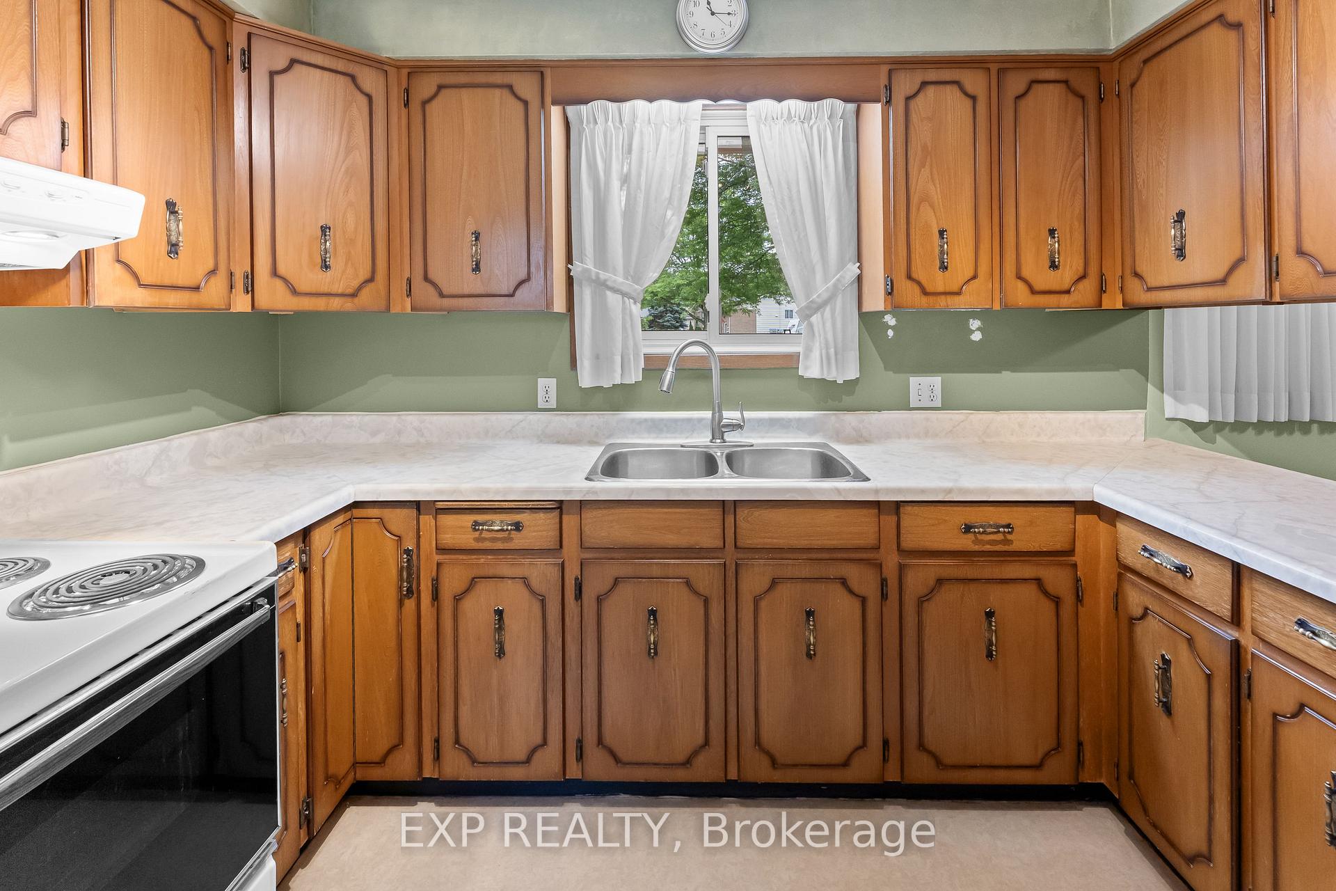 Photo 12 of 3776 Panama Court, Niagara Falls, Church's Lane — HOMEH