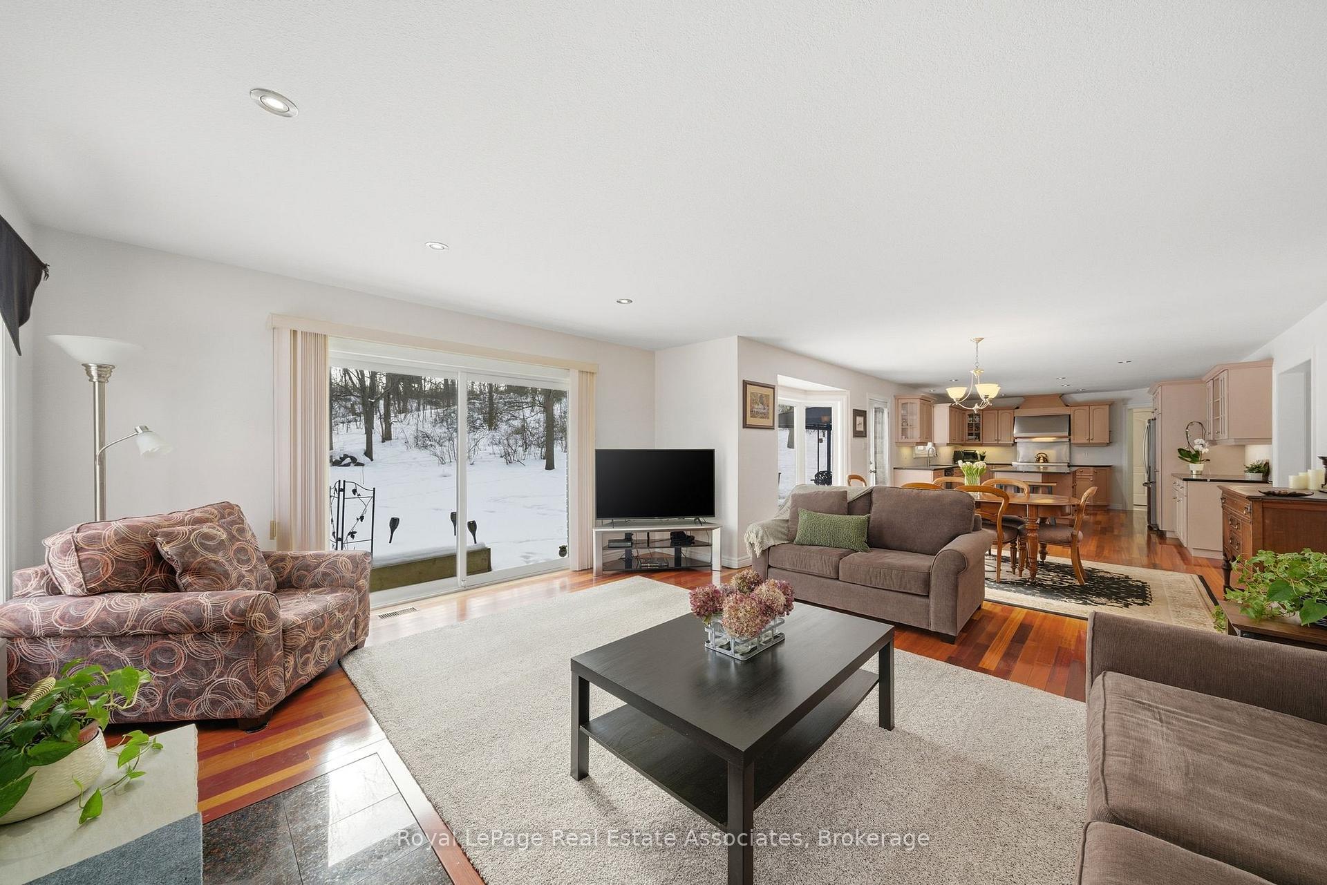 Photo 9 of 86 Ridge Road E, Grimsby, Grimsby Escarpment — HOMEH