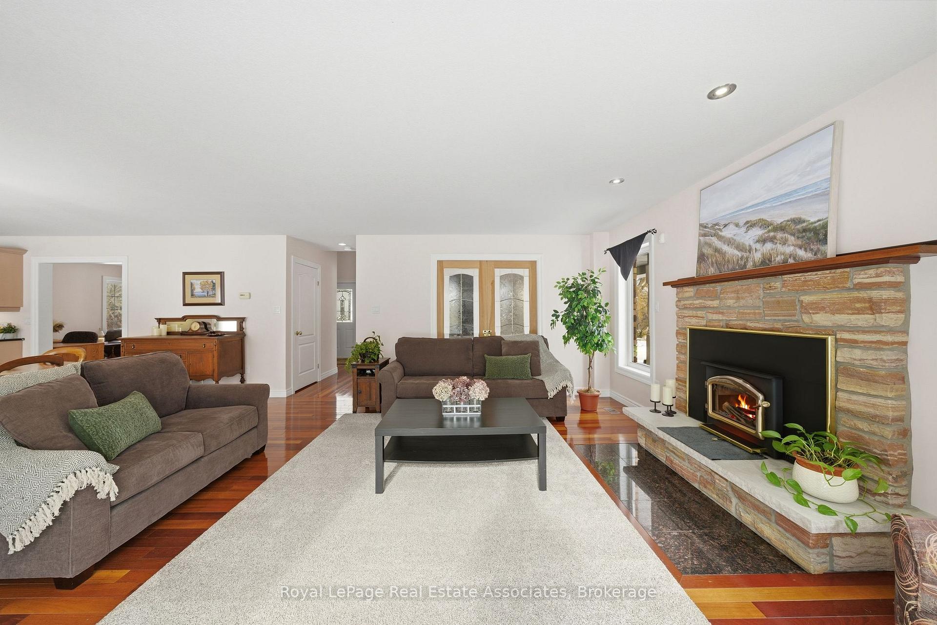 Photo 10 of 86 Ridge Road E, Grimsby, Grimsby Escarpment — HOMEH