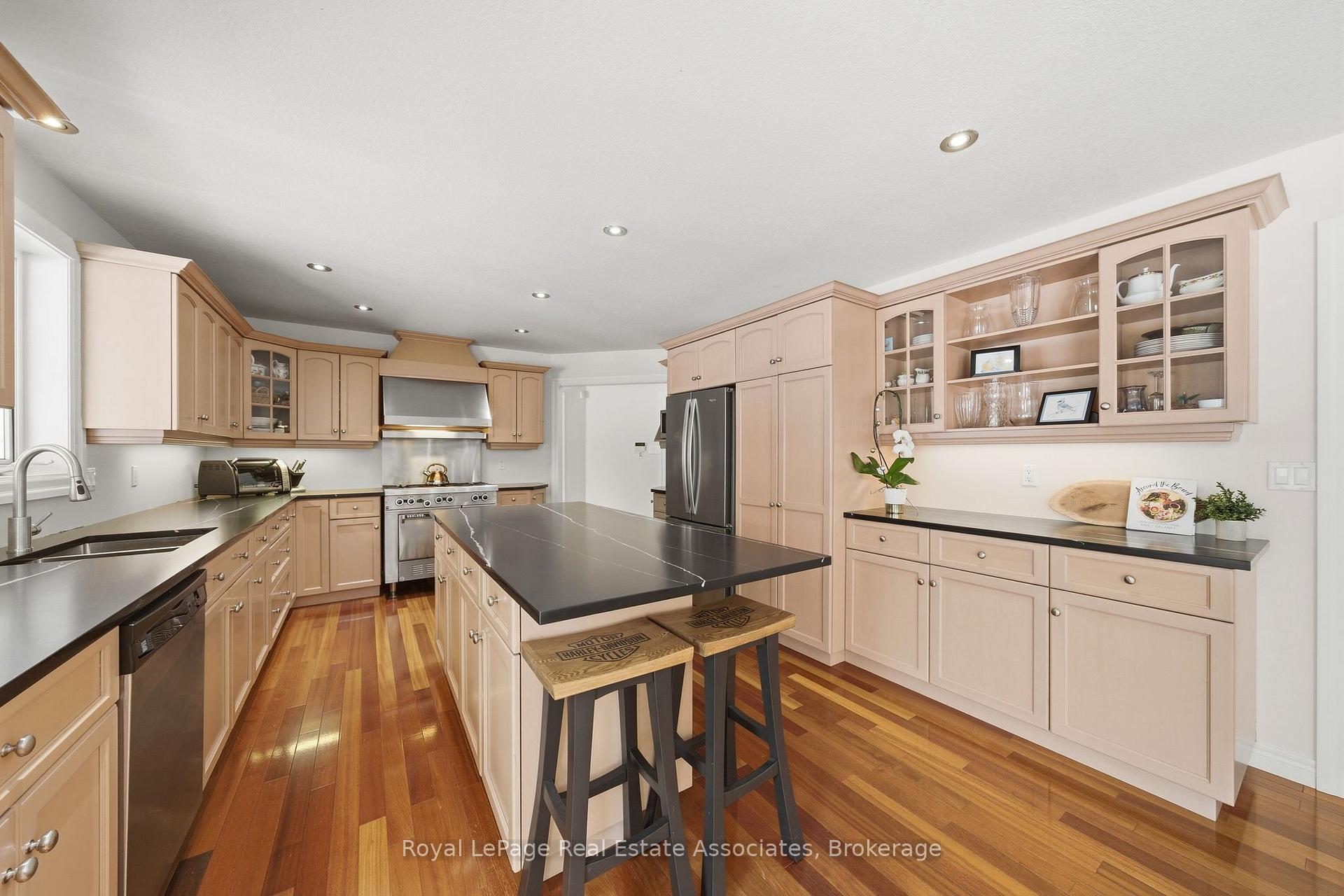 Photo 14 of 86 Ridge Road E, Grimsby, Grimsby Escarpment — HOMEH