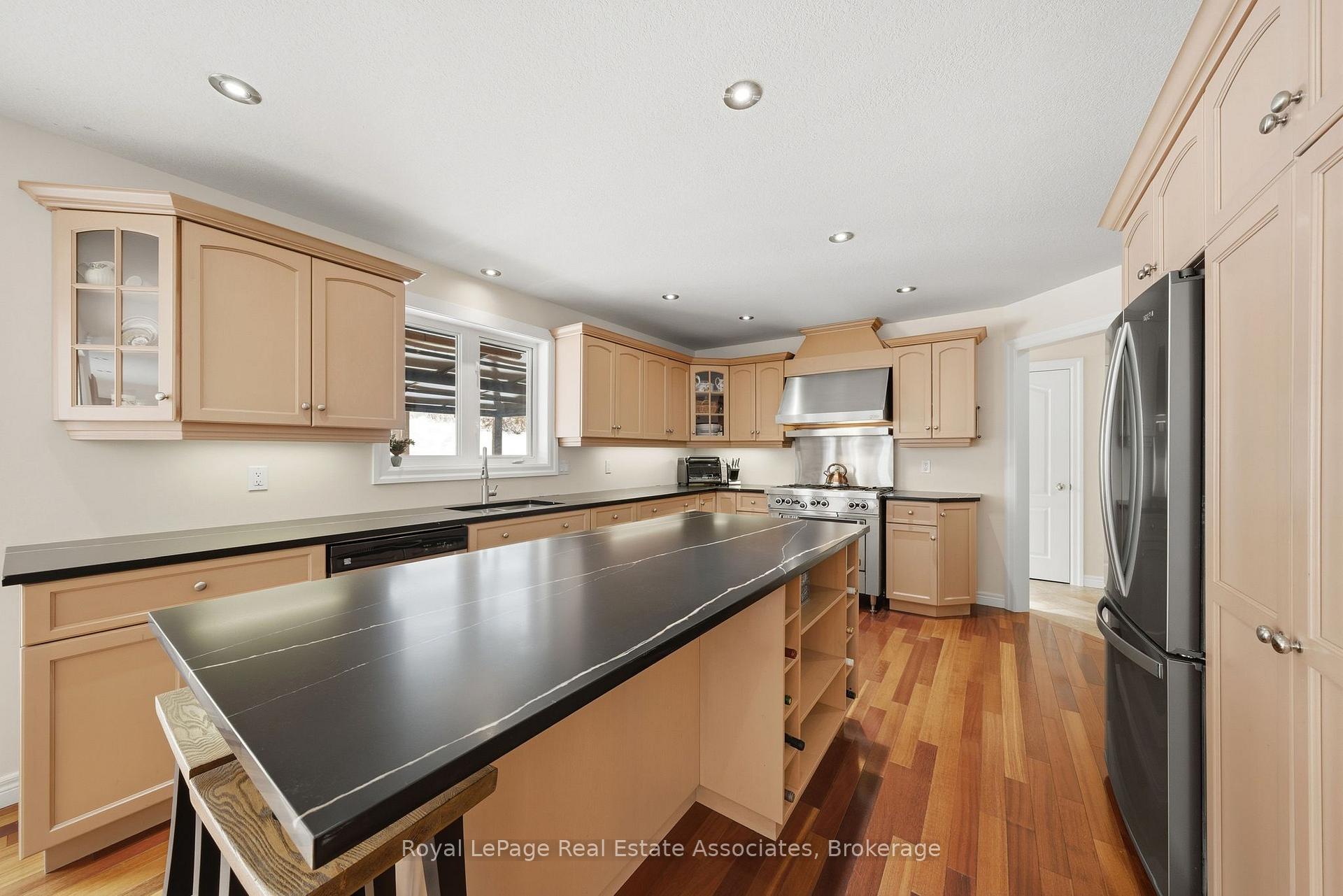 Photo 15 of 86 Ridge Road E, Grimsby, Grimsby Escarpment — HOMEH