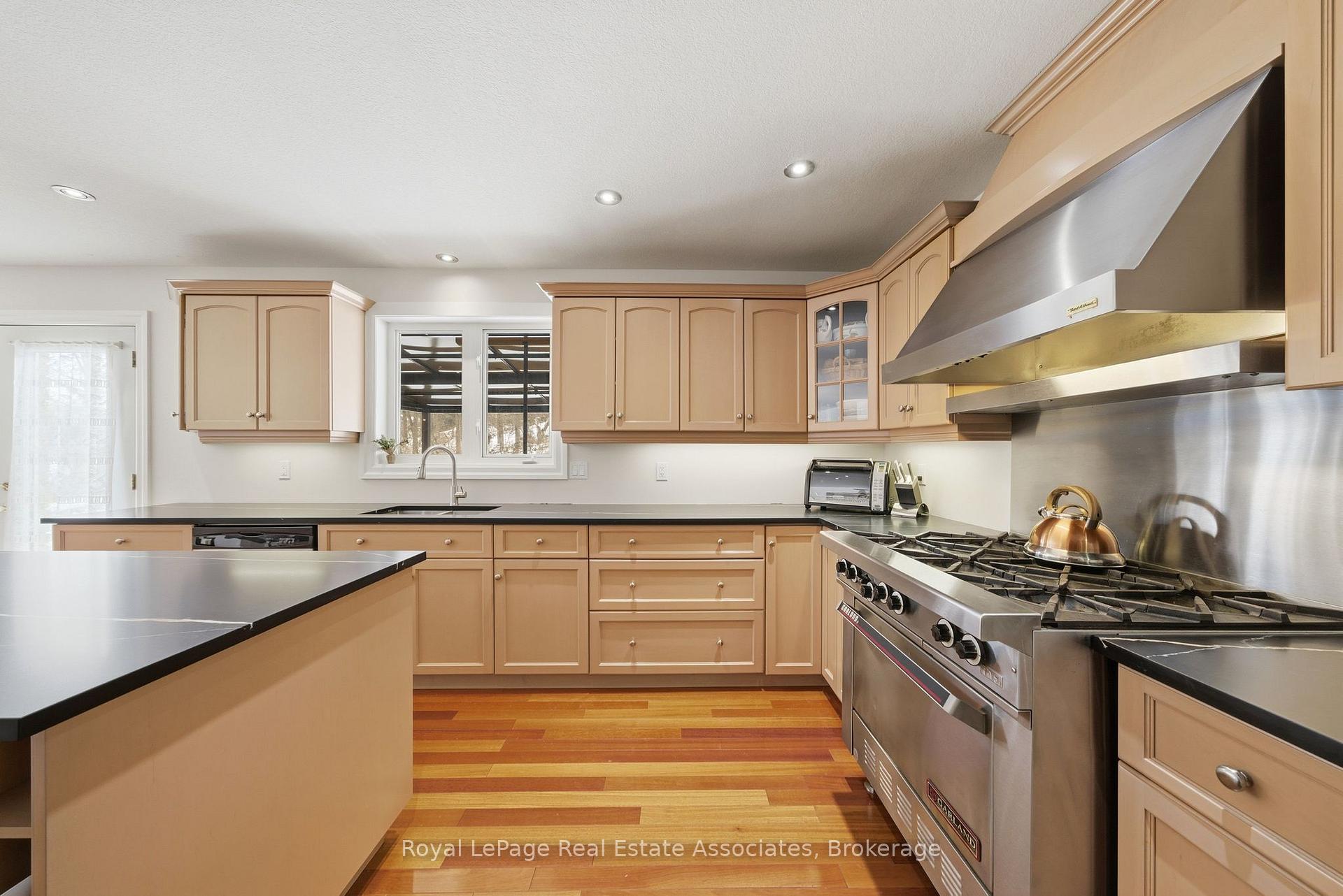 Photo 16 of 86 Ridge Road E, Grimsby, Grimsby Escarpment — HOMEH