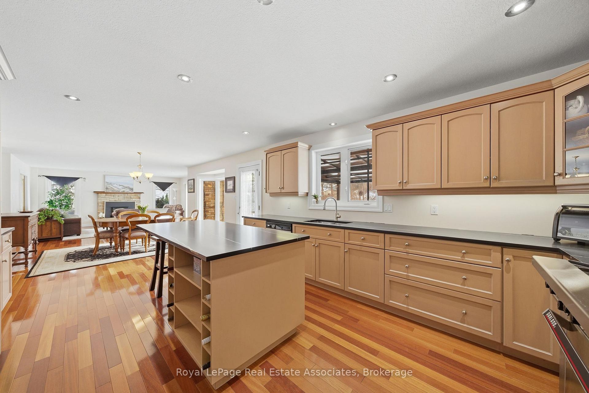 Photo 18 of 86 Ridge Road E, Grimsby, Grimsby Escarpment — HOMEH