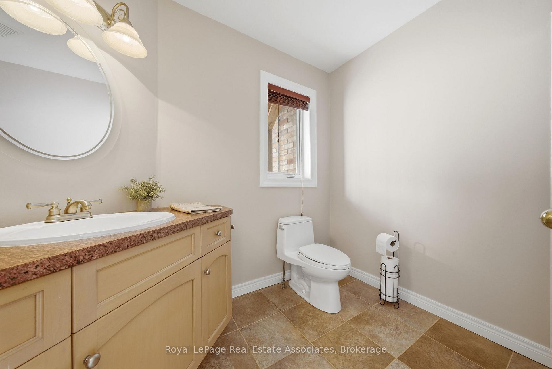Photo 20 of 86 Ridge Road E, Grimsby, Grimsby Escarpment — HOMEH