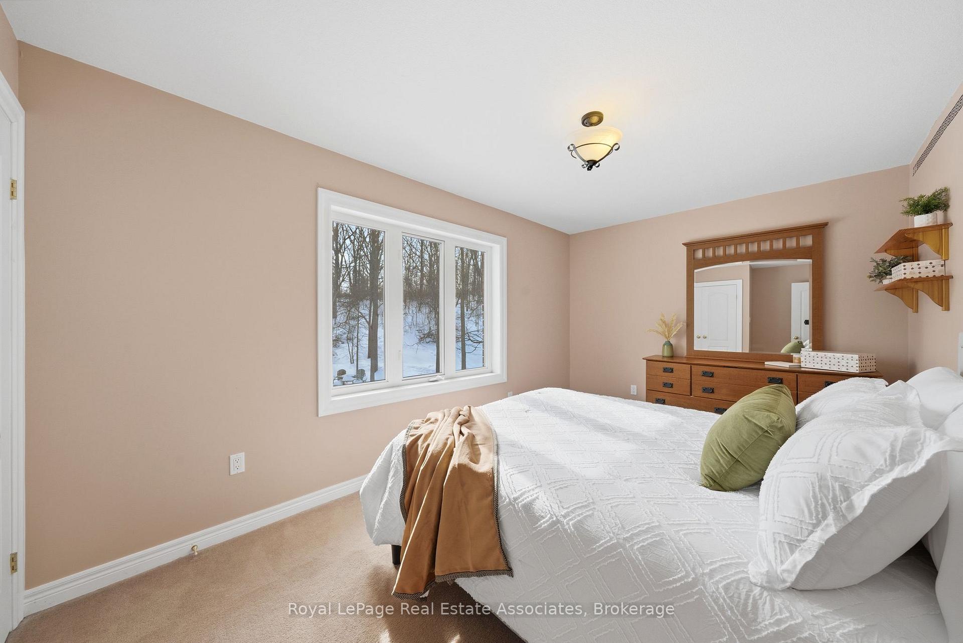 Photo 28 of 86 Ridge Road E, Grimsby, Grimsby Escarpment — HOMEH
