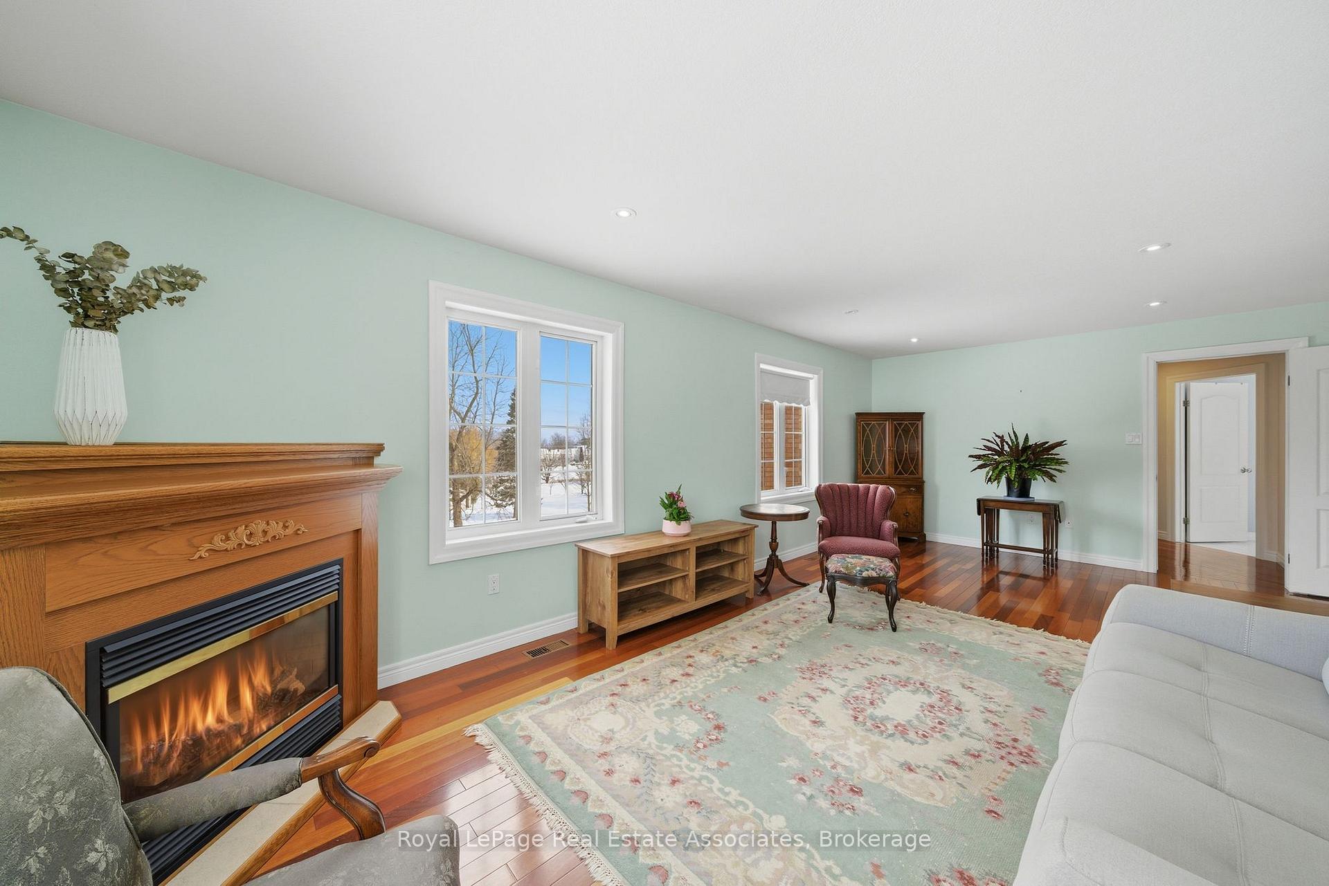 Photo 33 of 86 Ridge Road E, Grimsby, Grimsby Escarpment — HOMEH
