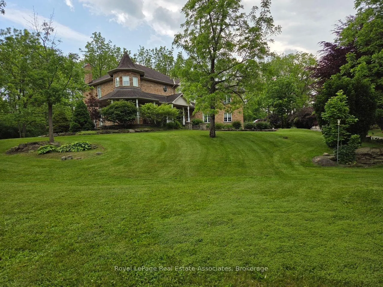 Photo 3 of 86 Ridge Road E, Grimsby, Grimsby Escarpment — HOMEH