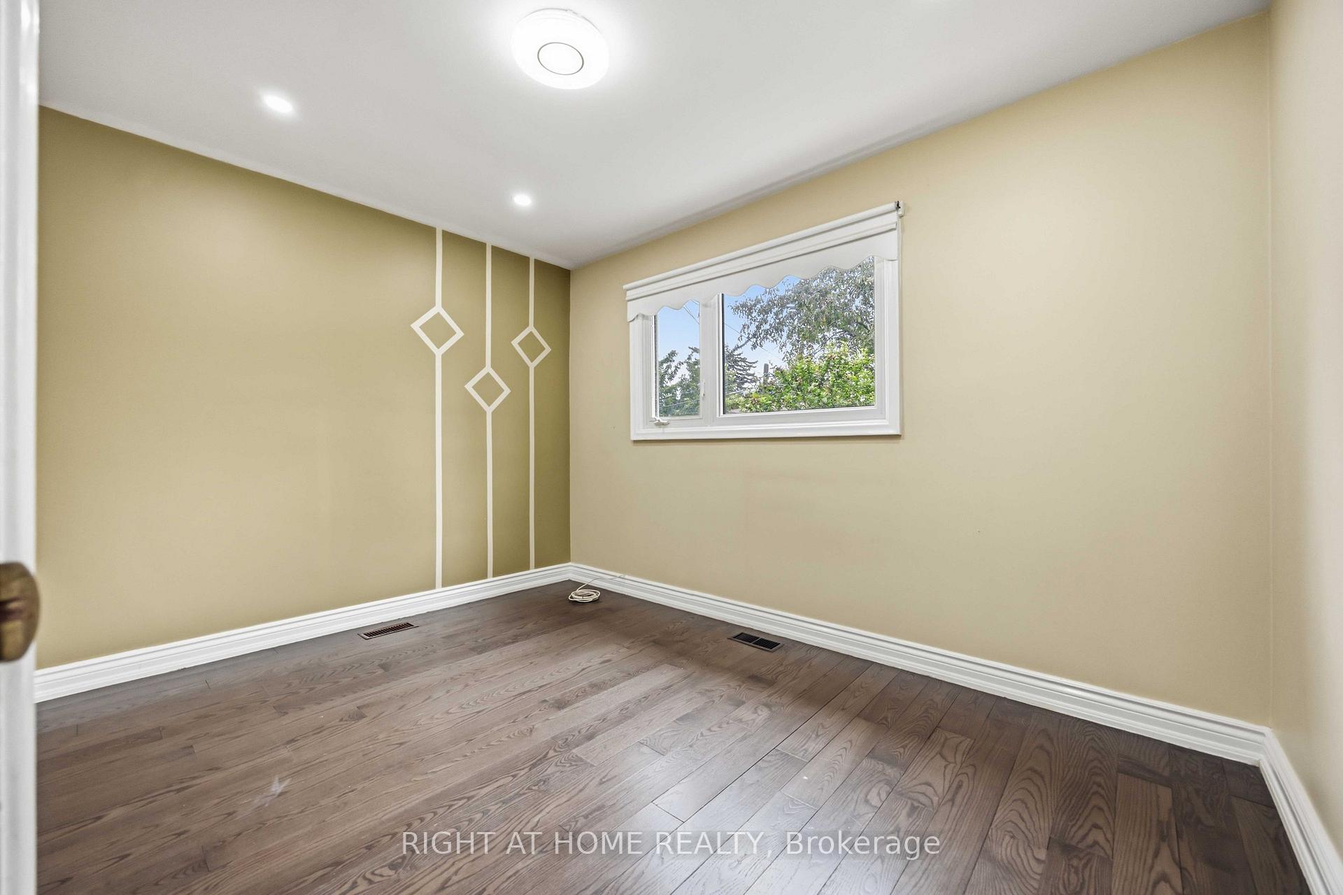 Photo 22 of 8 Grassington Crescent, Scarborough, Woburn — HOMEH