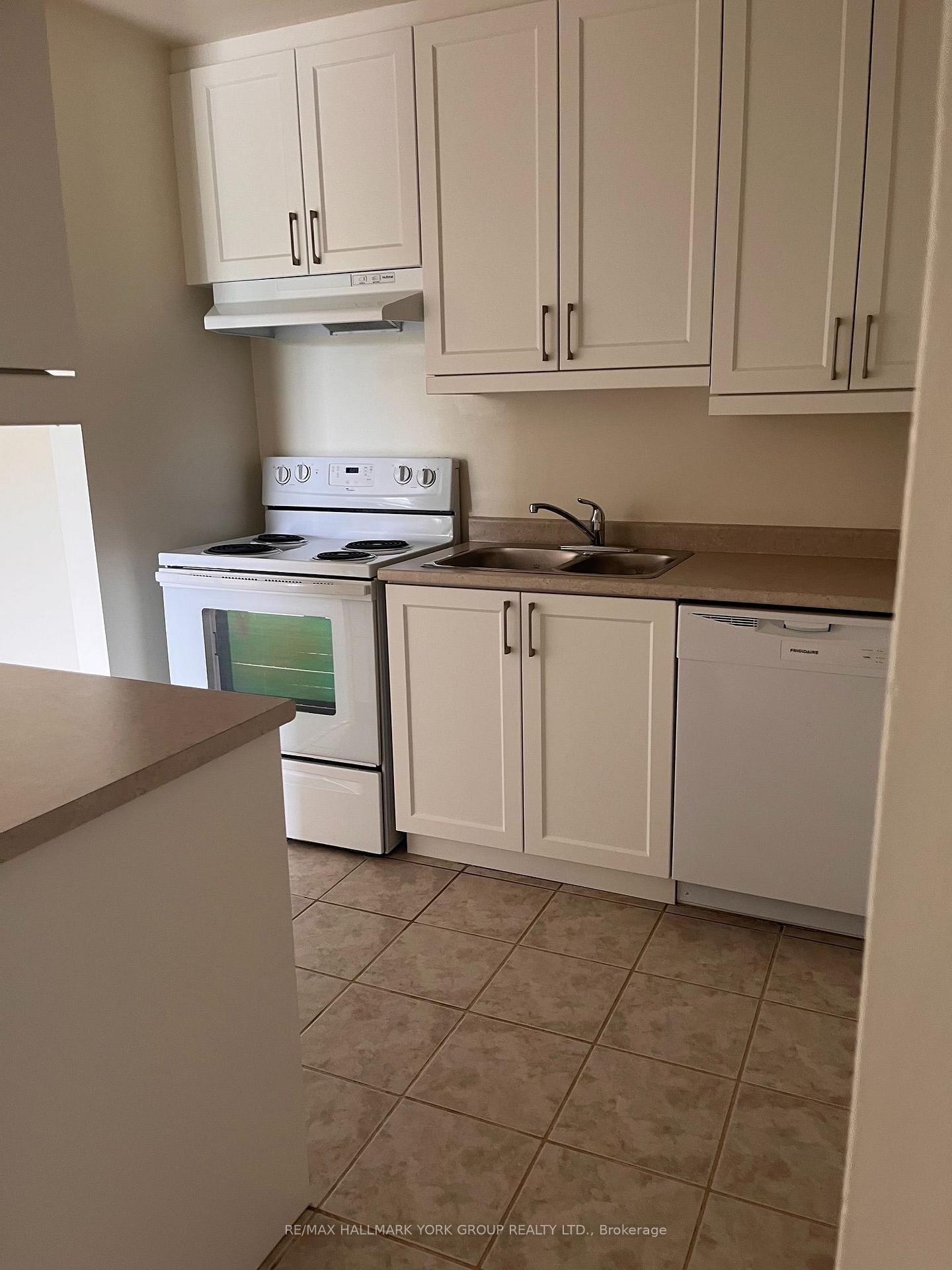 Photo 3 of Unit O12, 131 Edgehill Drive, Barrie, Letitia Heights — HOMEH