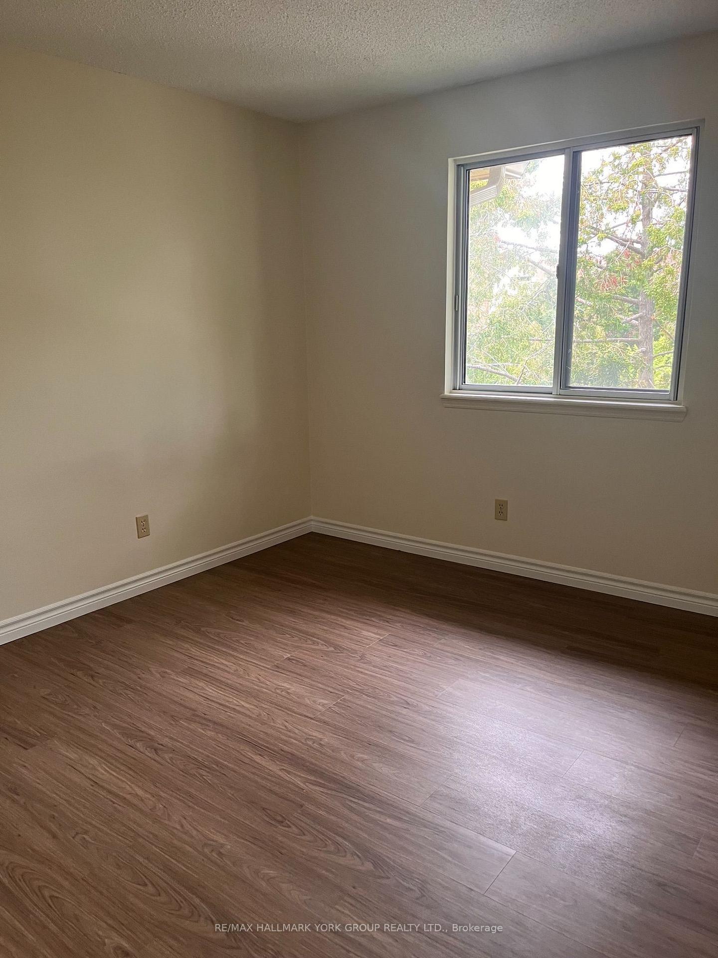 Photo 4 of Unit O12, 131 Edgehill Drive, Barrie, Letitia Heights — HOMEH