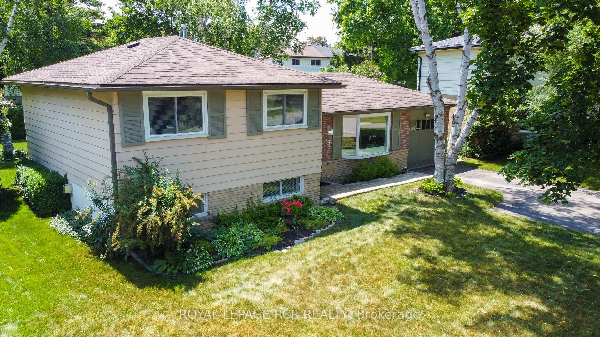 Photo 3 of 63 Maple Crescent, Orangeville — HOMEH