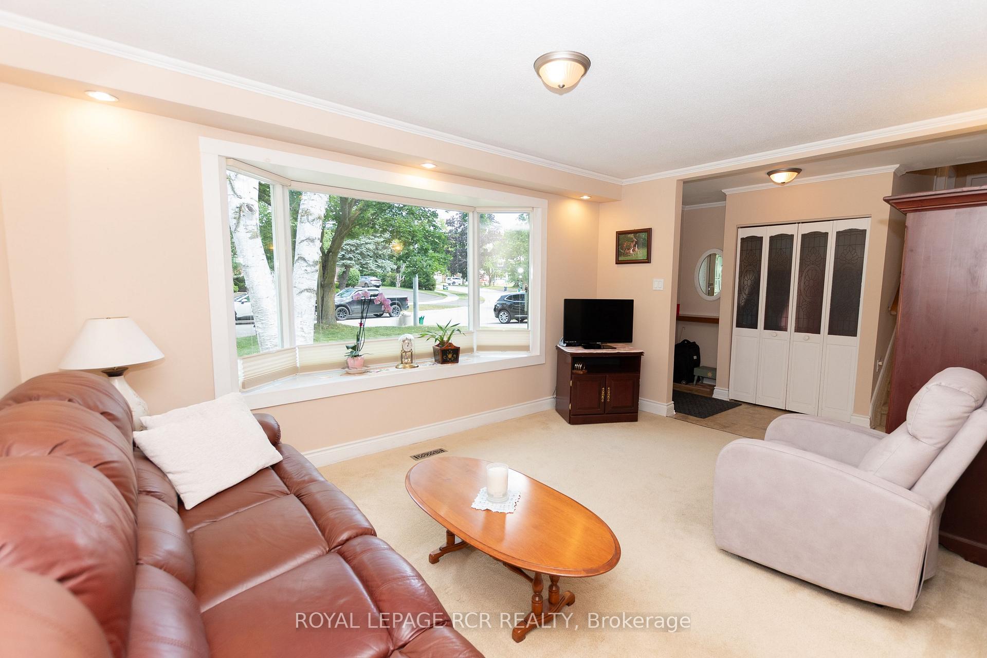 Photo 5 of 63 Maple Crescent, Orangeville — HOMEH