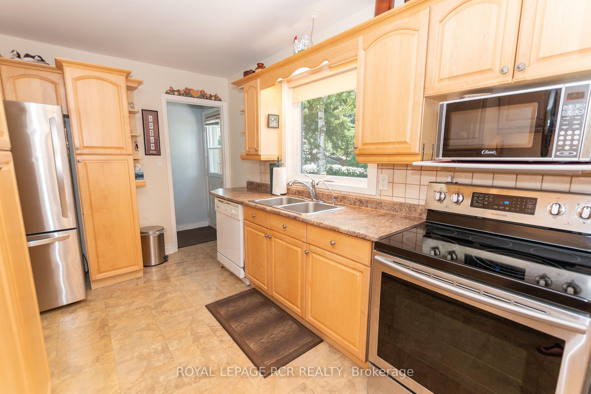 Photo 9 of 63 Maple Crescent, Orangeville — HOMEH