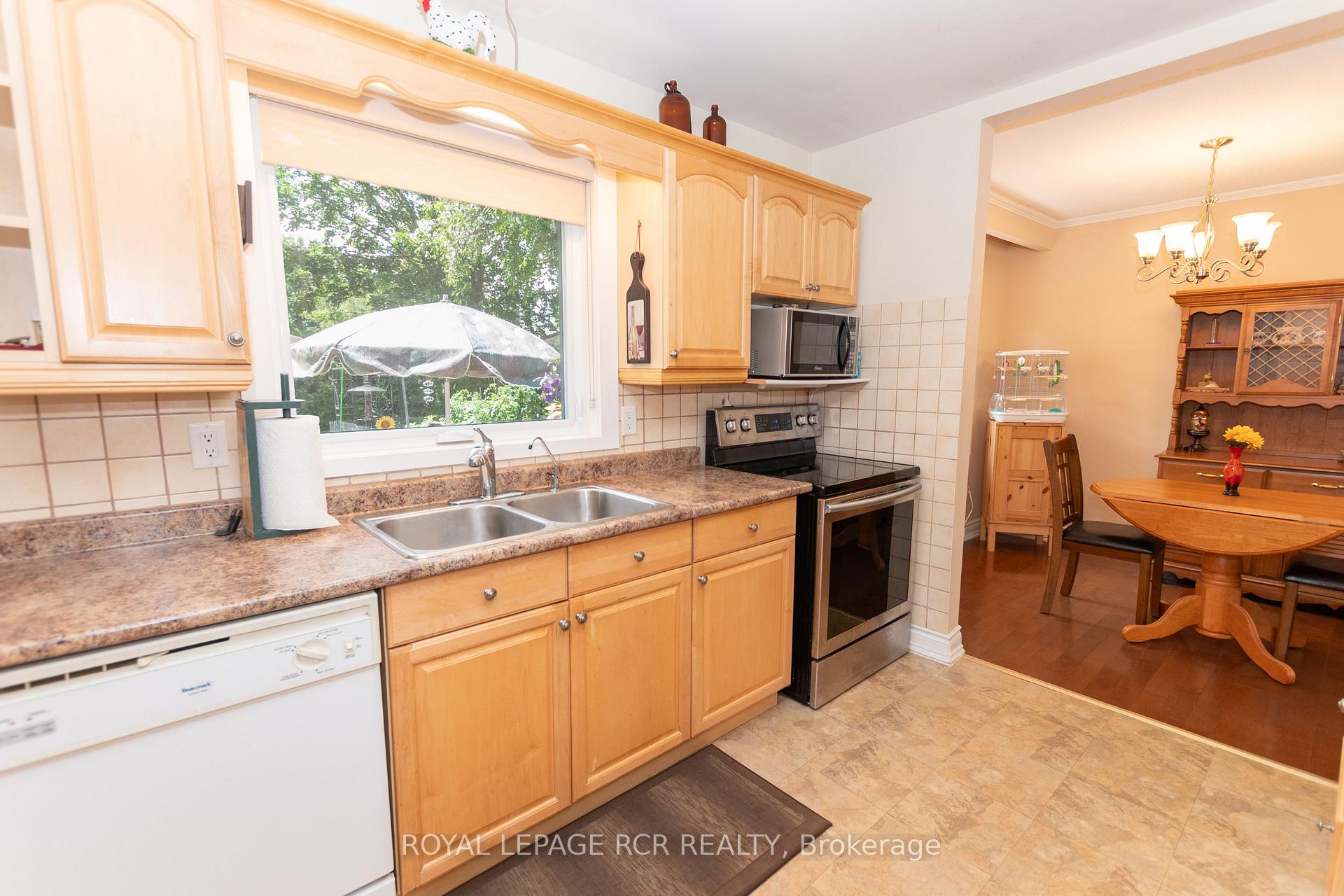 Photo 10 of 63 Maple Crescent, Orangeville — HOMEH