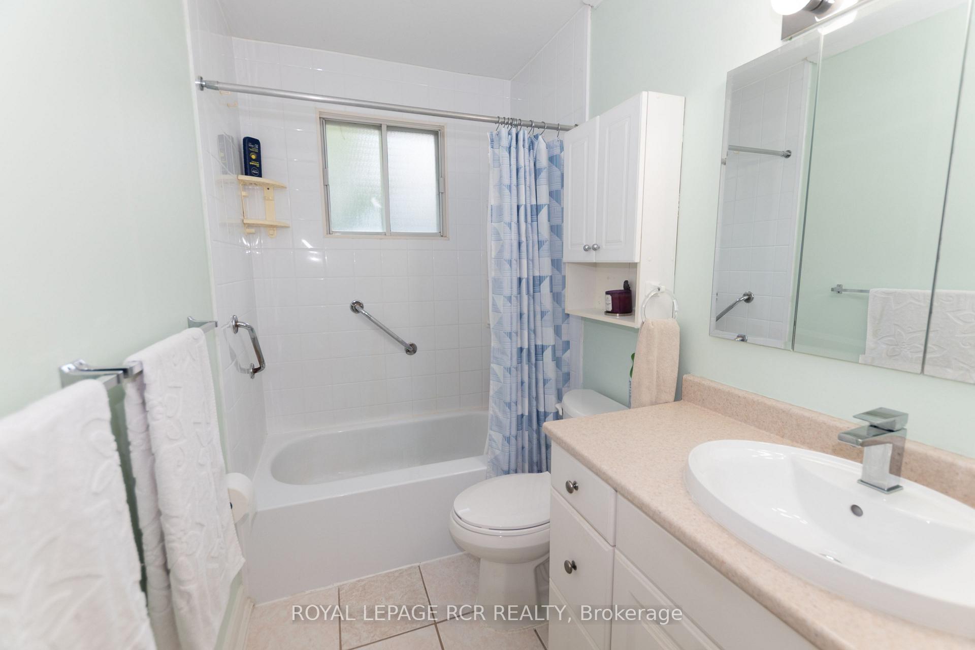 Photo 15 of 63 Maple Crescent, Orangeville — HOMEH