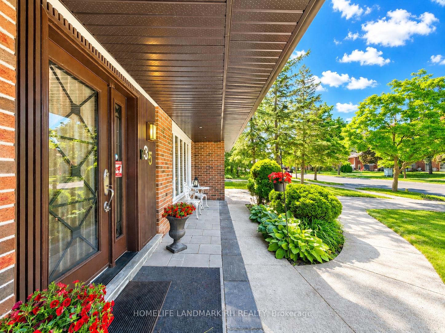Photo 4 of 35 Royal Orchard Boulevard, Markham, Royal Orchard — HOMEH